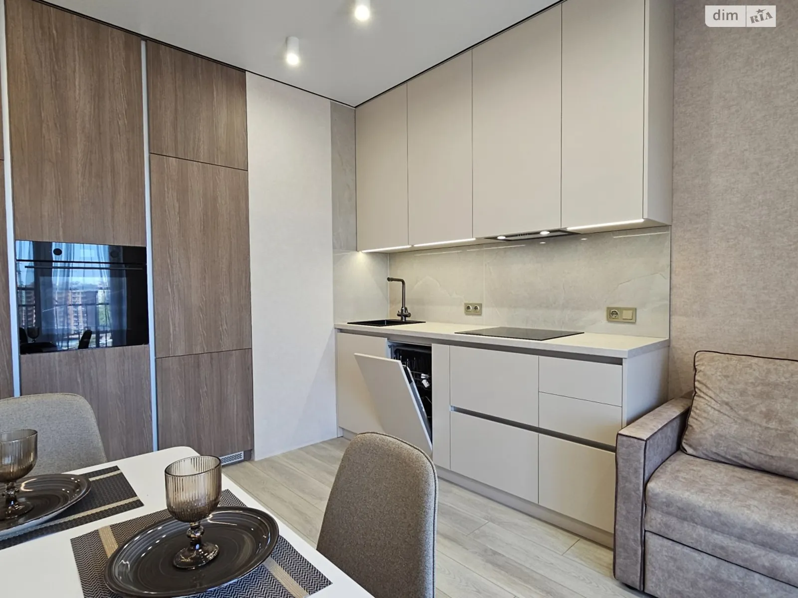 Продается 1-комнатная квартира 43 кв. м в Одессе, ул. Краснова - фото 1