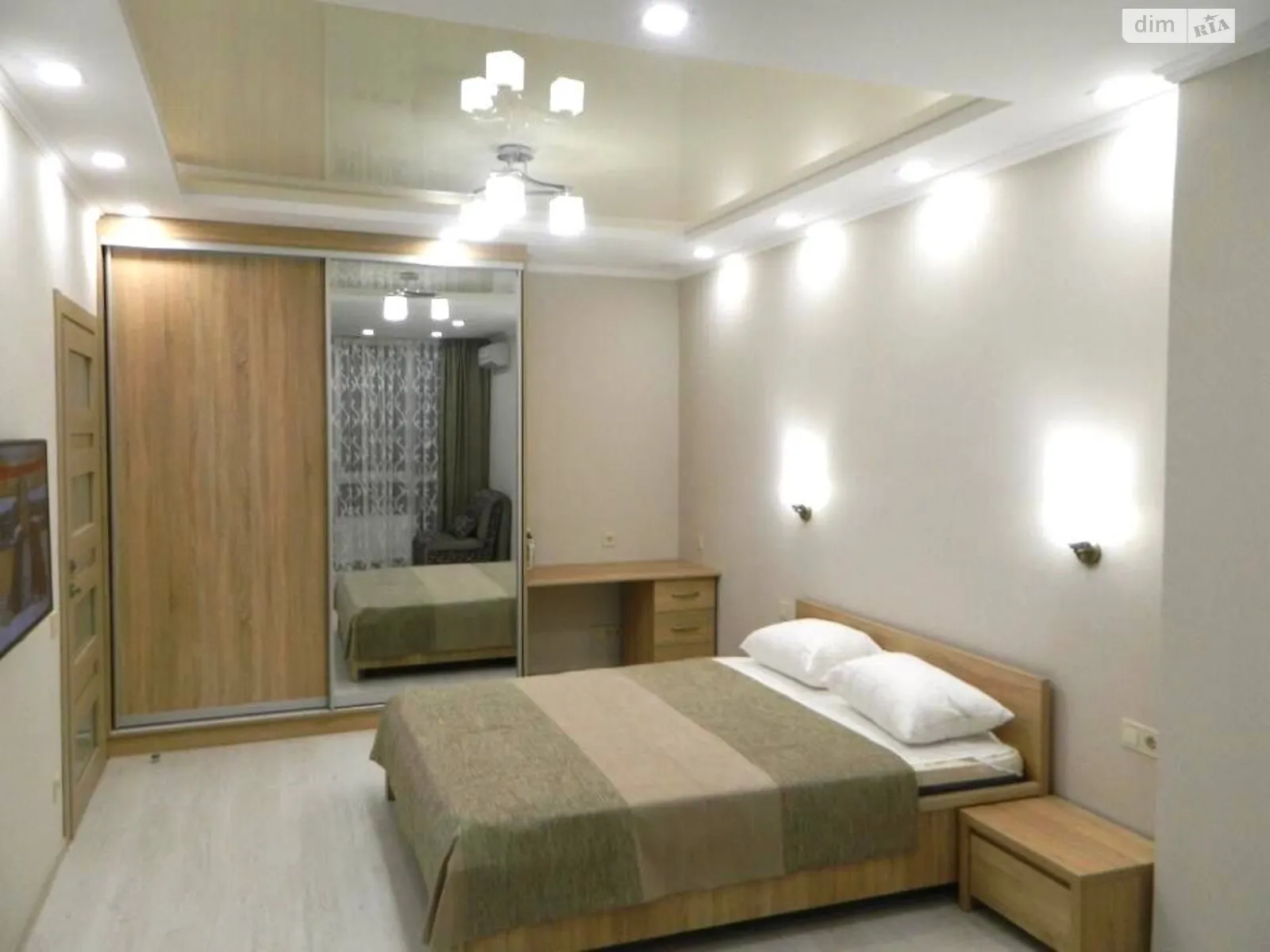 Продается 1-комнатная квартира 39.8 кв. м в Одессе, ул. Среднефонтанская, 30/1 - фото 1