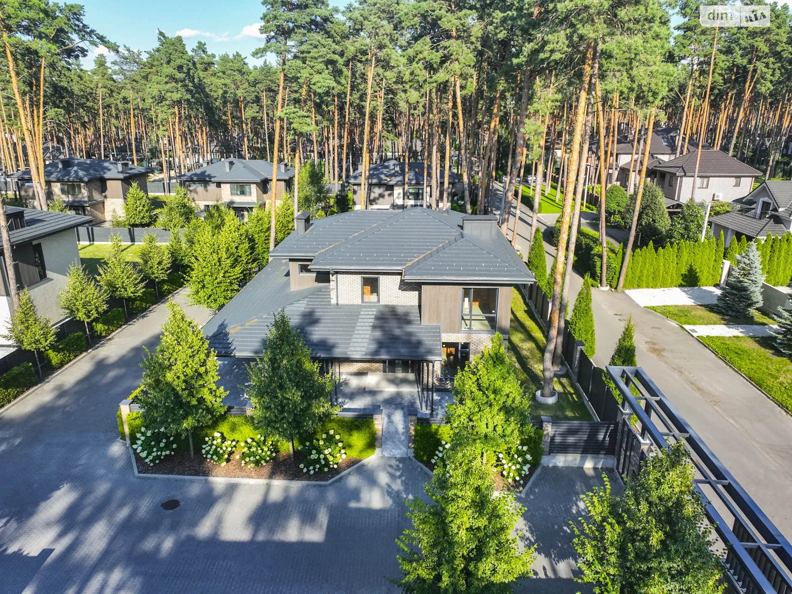 Продается дом на 2 этажа 327 кв. м с баней/сауной, цена: 440000 $ - фото 1