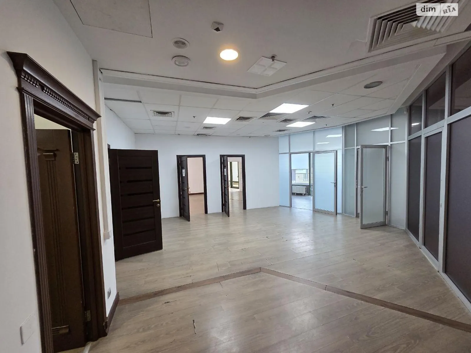 Сдается в аренду офис 160 кв. м в бизнес-центре, цена: 3000 $ - фото 1