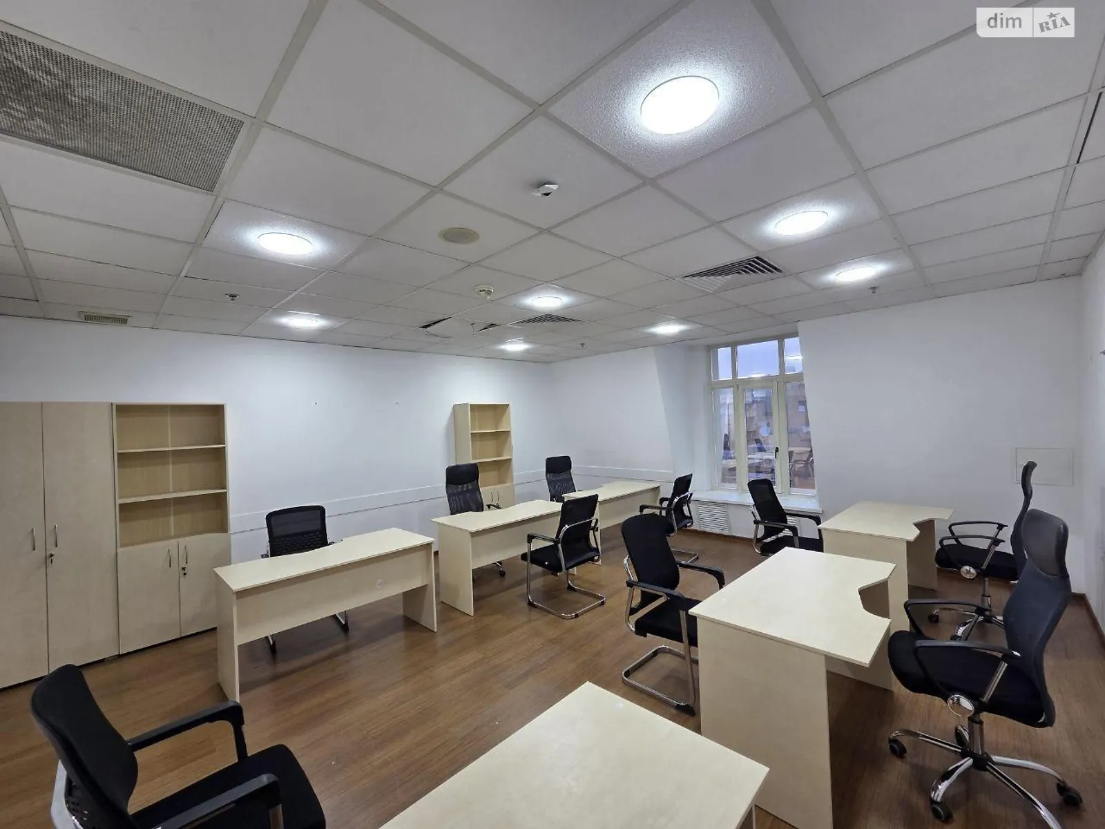 Сдается в аренду офис 230 кв. м в бизнес-центре, цена: 4000 $ - фото 1