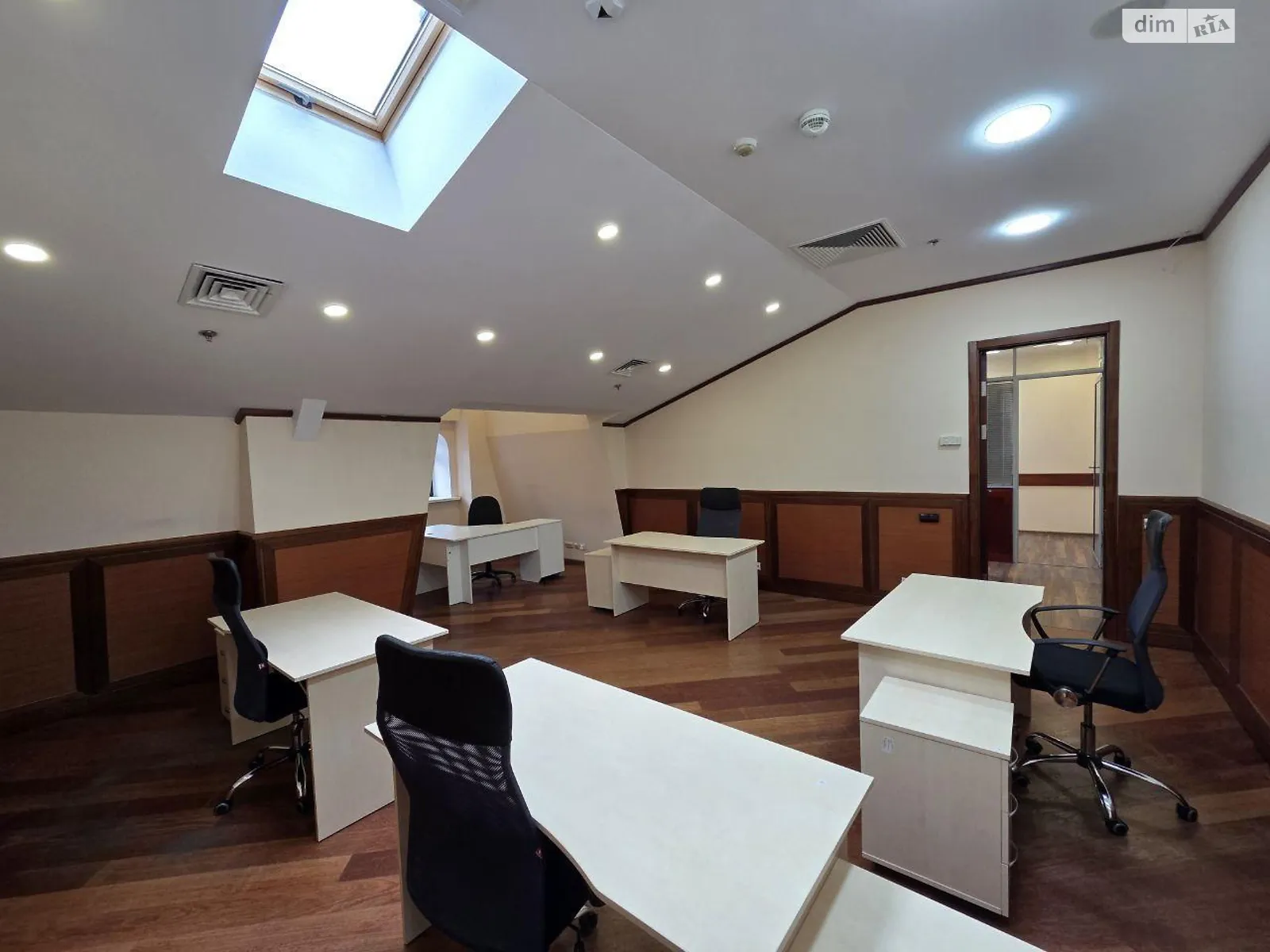 Сдается в аренду офис 180 кв. м в бизнес-центре, цена: 3200 $ - фото 1
