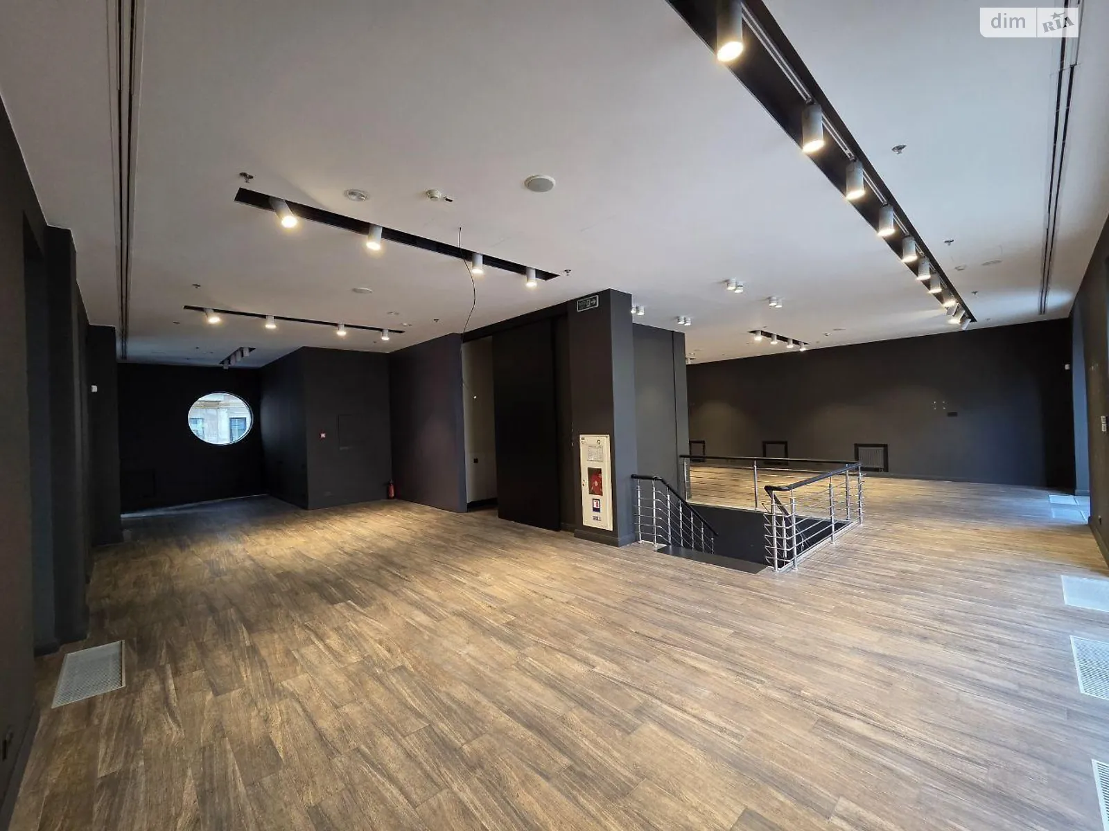 Сдается в аренду офис 260 кв. м в бизнес-центре, цена: 9300 $ - фото 1