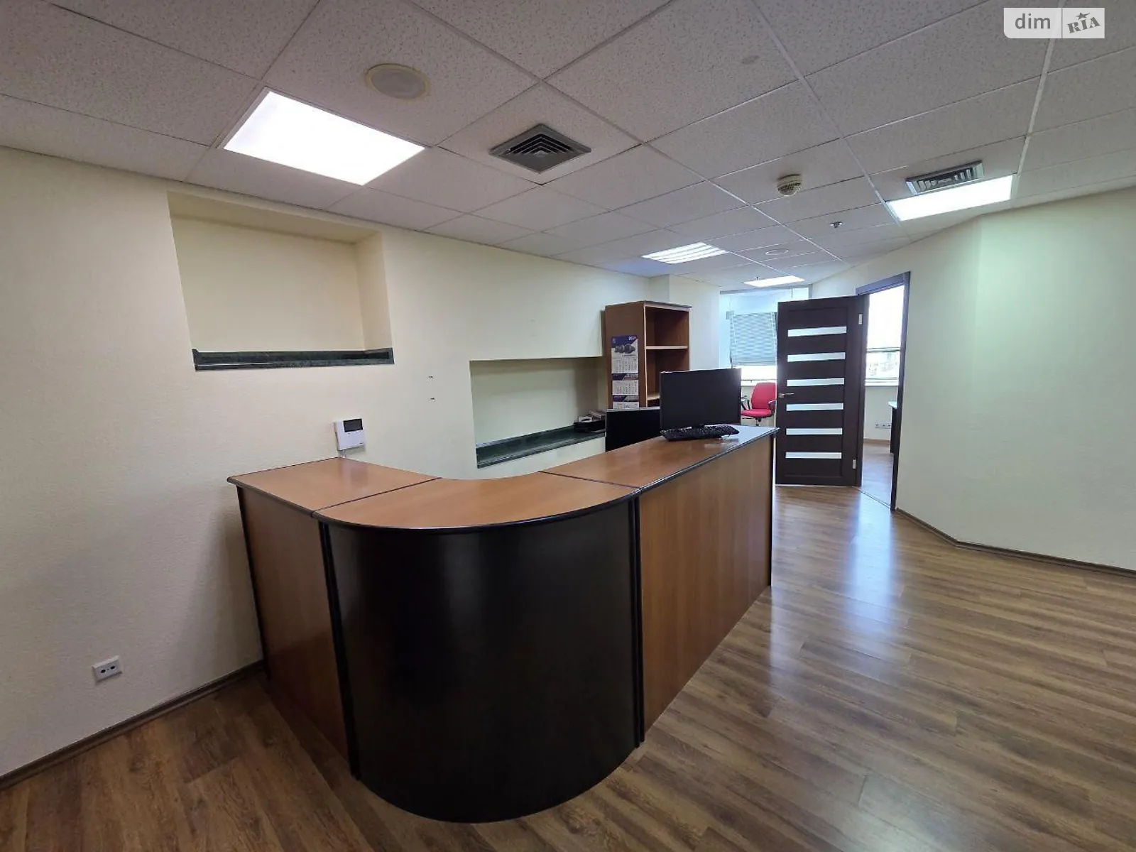Сдается в аренду офис 190 кв. м в бизнес-центре, цена: 3500 $ - фото 1