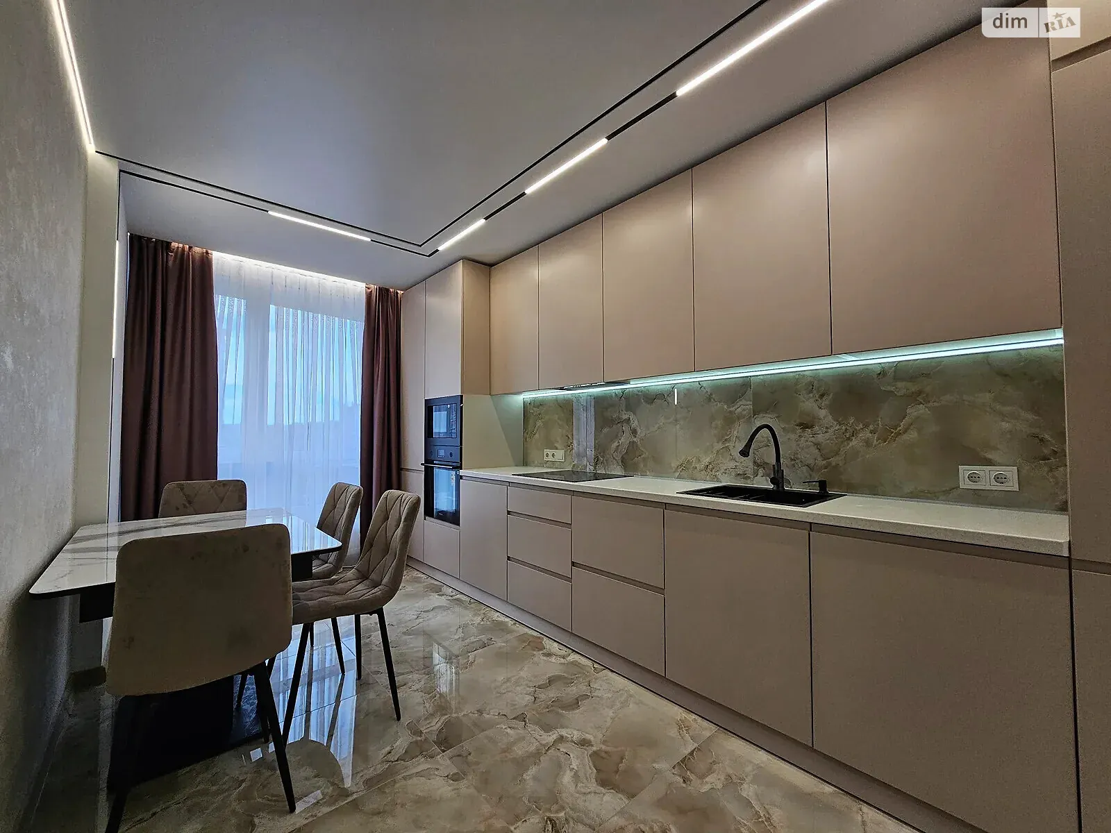 Продается 2-комнатная квартира 63 кв. м в Ивано-Франковске, бул. Южный - фото 1