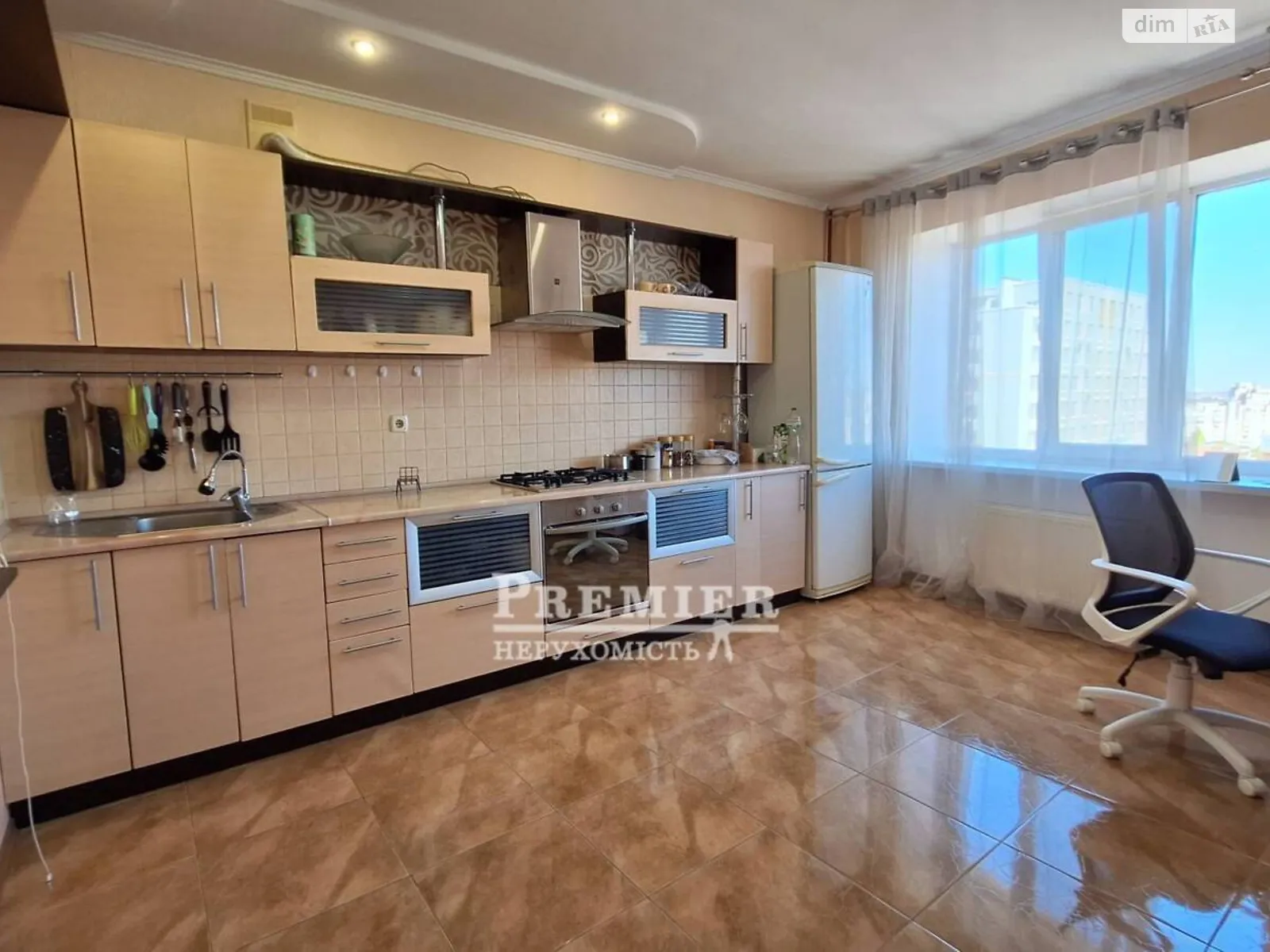 Продается 1-комнатная квартира 50.5 кв. м в Черноморске, ул. Парусная - фото 1