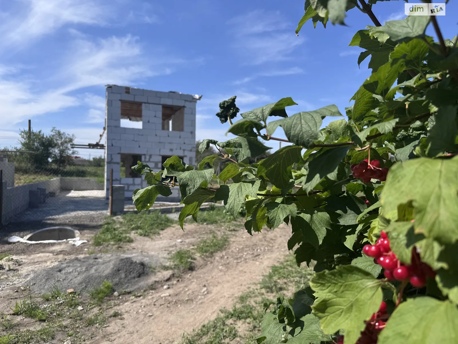 Продается дом на 2 этажа 70 кв. м с камином, цена: 15000 $ - фото 1