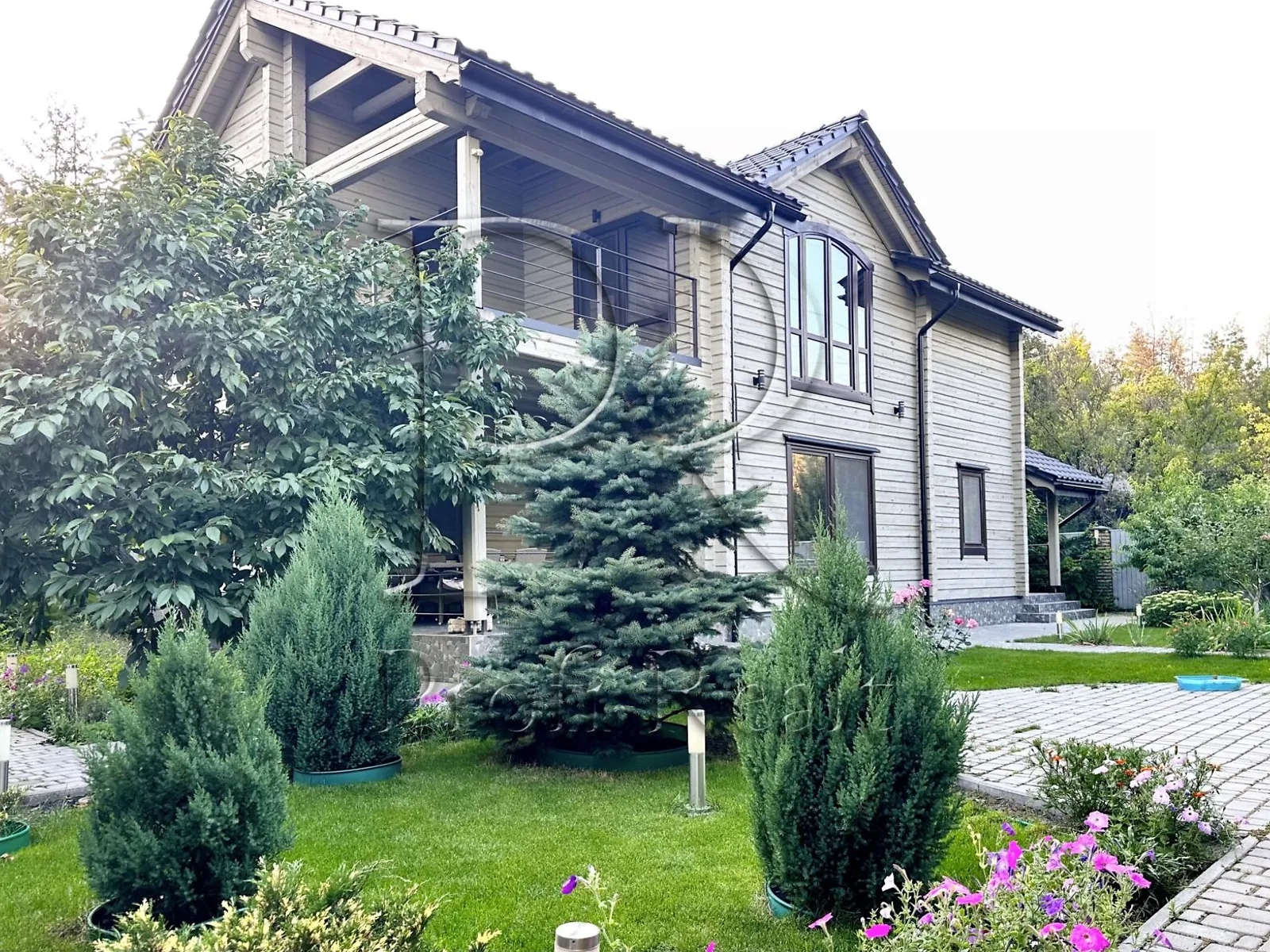 Продается дом на 2 этажа 141.2 кв. м с беседкой, цена: 194000 € - фото 1