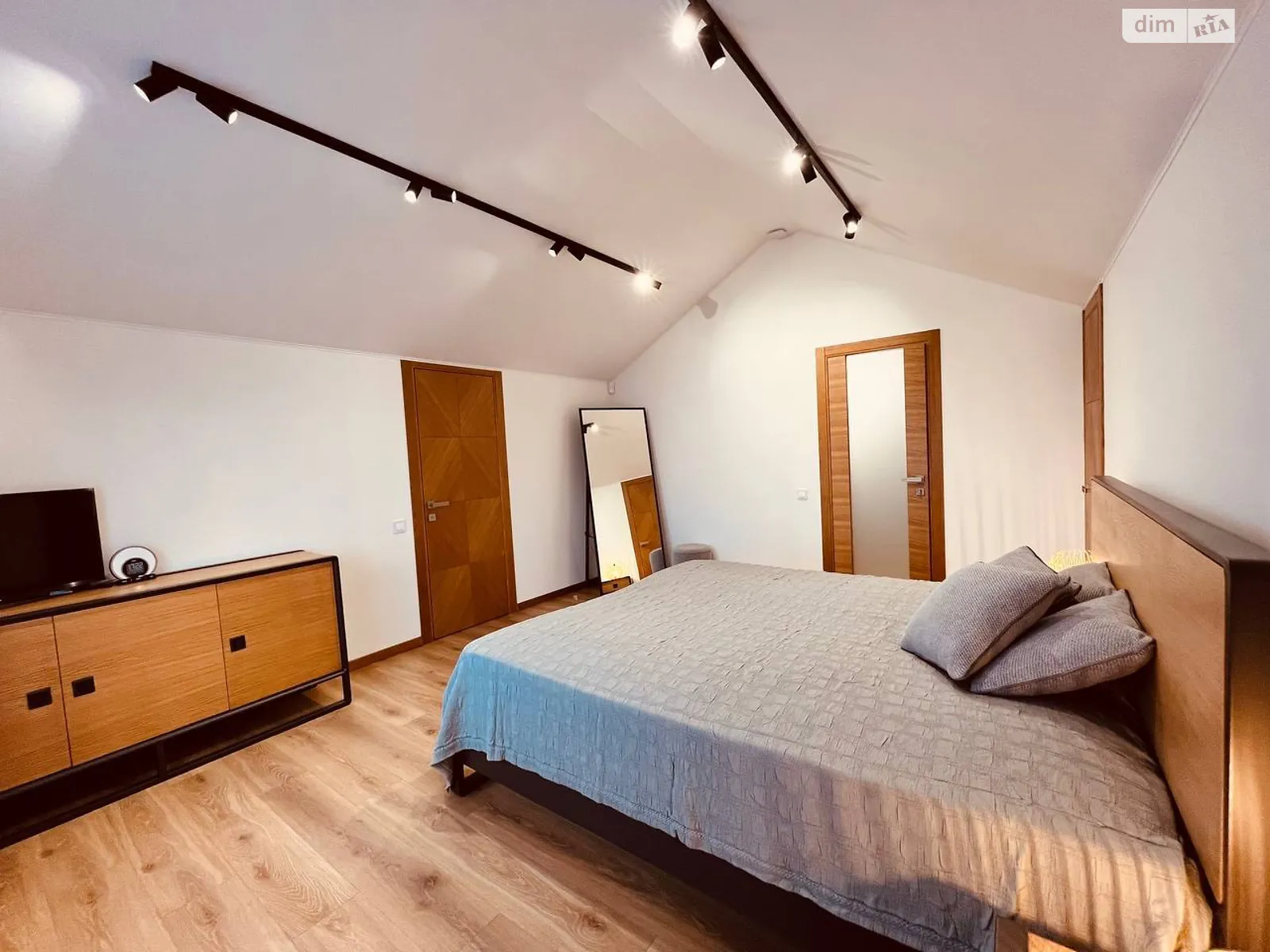 Сдается в аренду дом на 2 этажа 195 кв. м с участком, цена: 1800 $ - фото 1