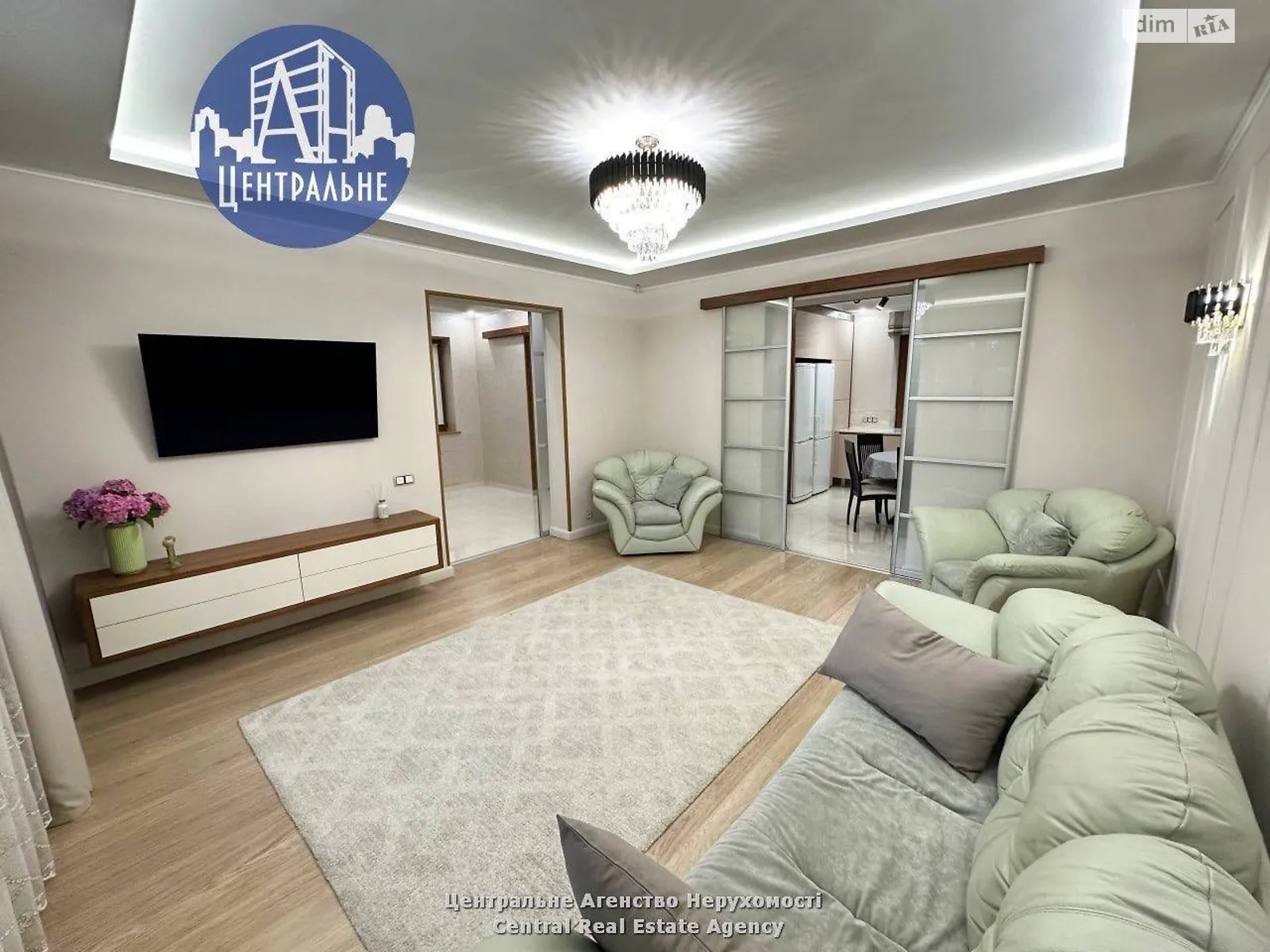 Сдается в аренду дом на 2 этажа 250 кв. м с садом, цена: 1300 € - фото 1