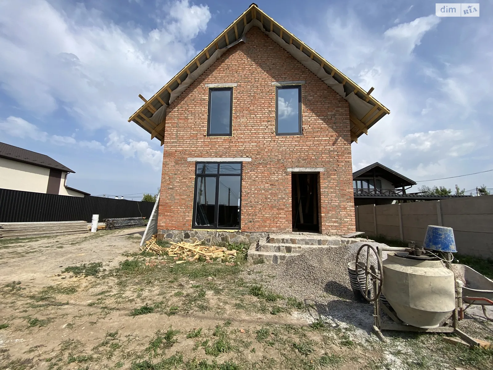 Продается дом на 2 этажа 130 кв. м с садом, цена: 120000 $ - фото 1