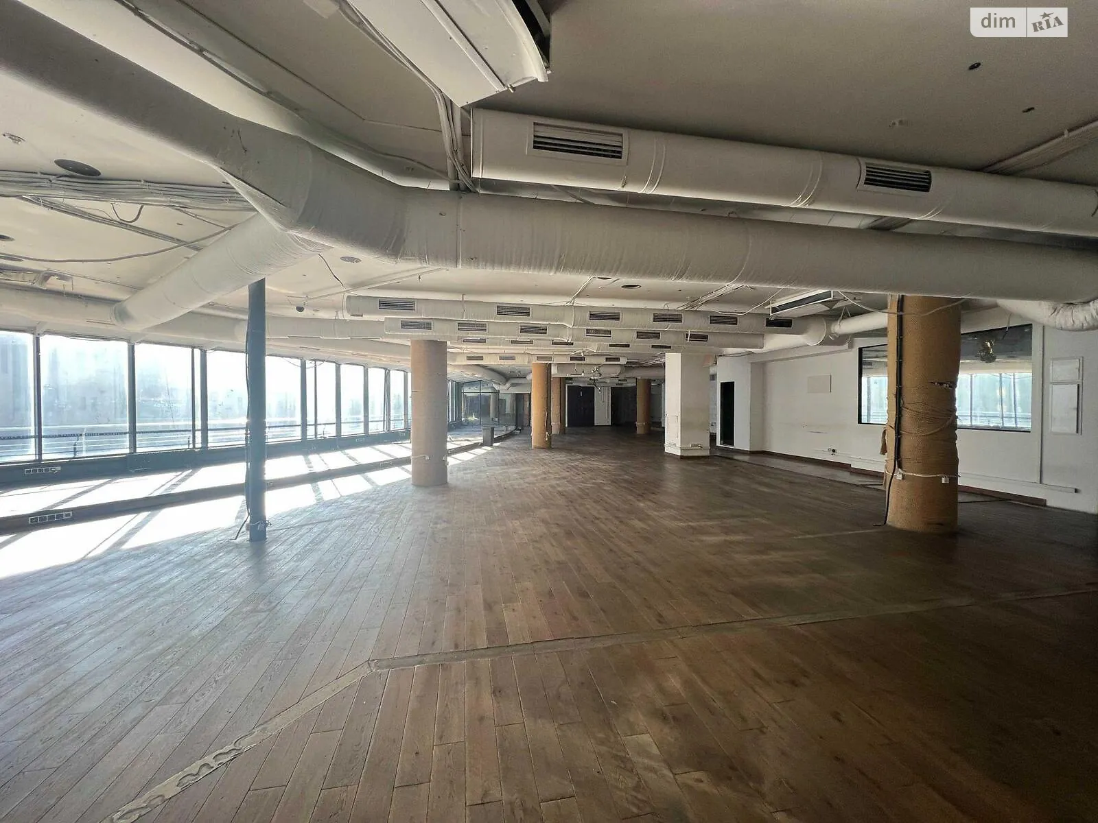 Сдается в аренду офис 1347 кв. м в бизнес-центре, цена: 20000 $ - фото 1