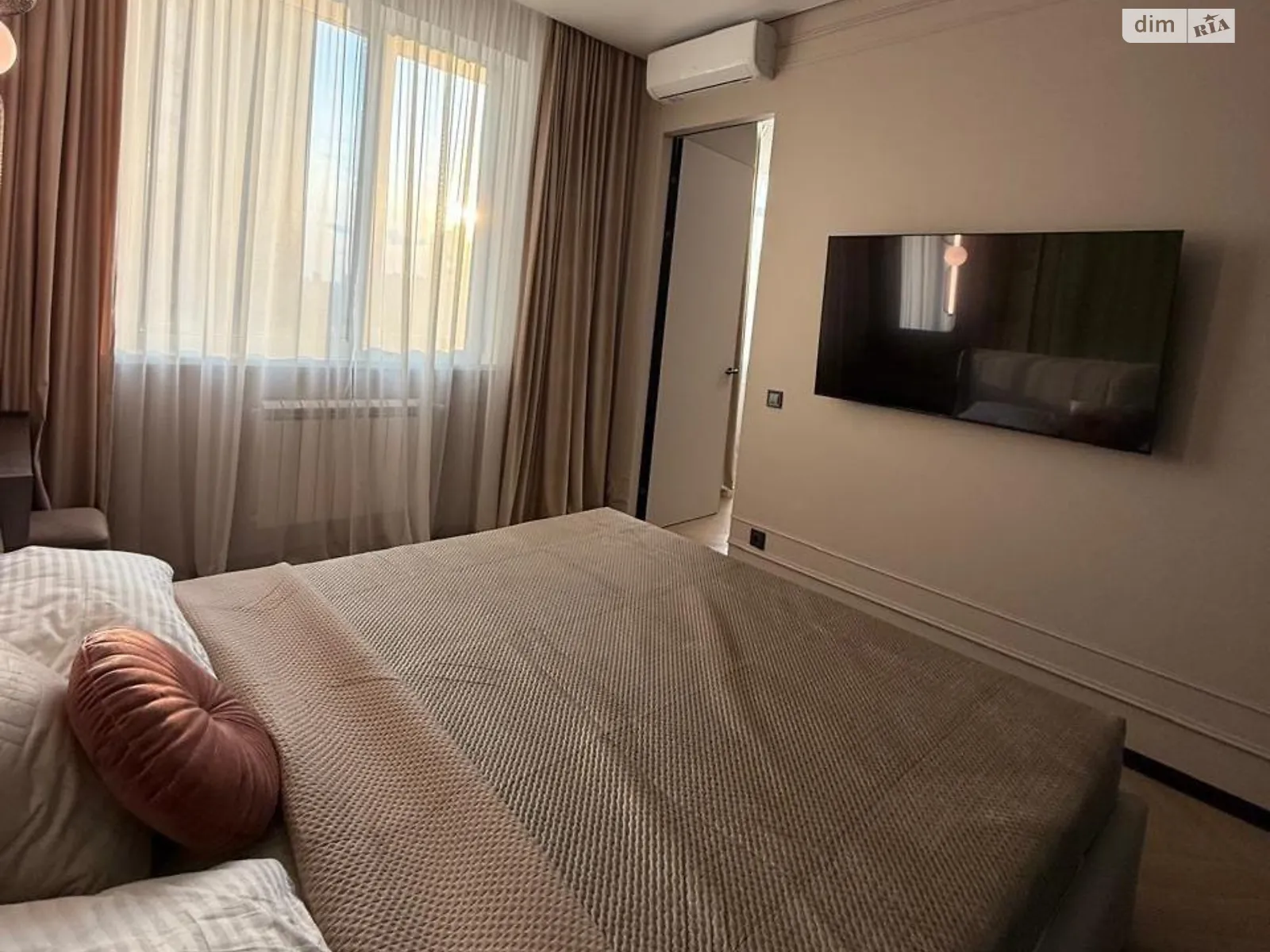 Продается 1-комнатная квартира 72 кв. м в Киеве, ул. Андрея Верхогляда(Драгомирова), 14А - фото 1