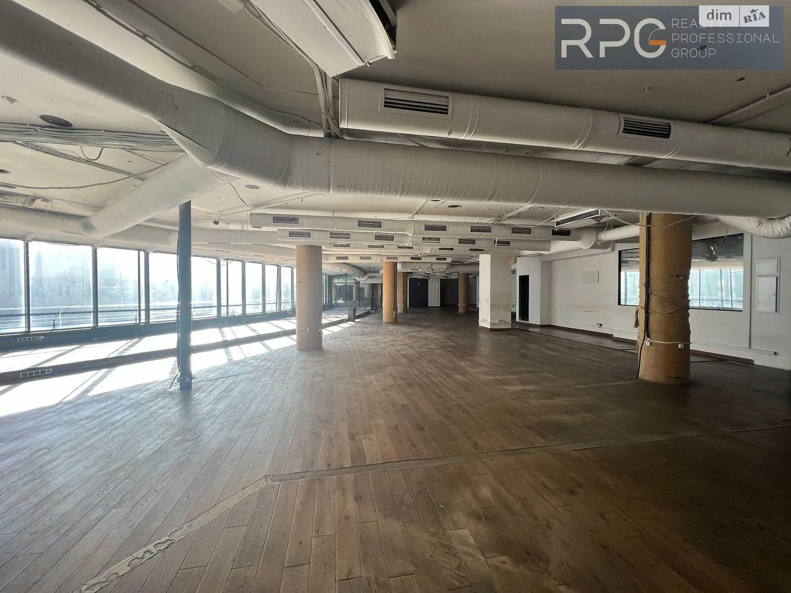 Сдается в аренду офис 1347 кв. м в бизнес-центре, цена: 20205 $ - фото 1