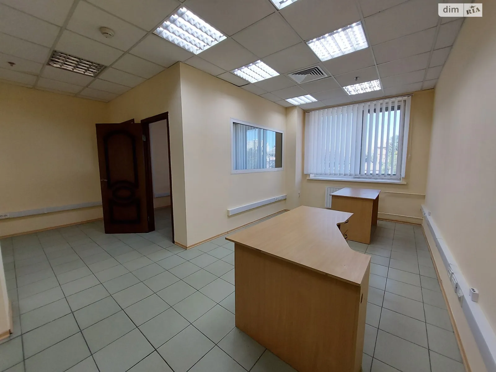Сдается в аренду офис 38.05 кв. м в бизнес-центре, цена: 11415 грн - фото 1