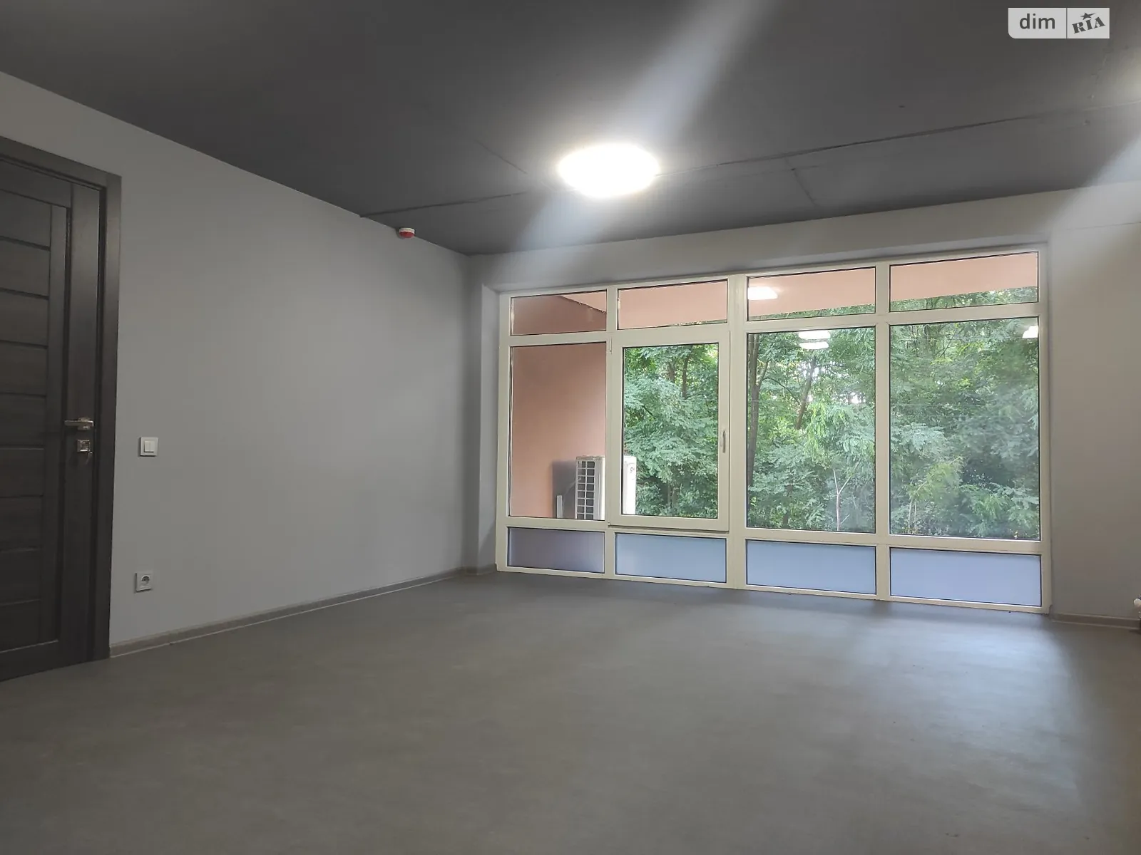 Сдается в аренду офис 90 кв. м в бизнес-центре, цена: 500 $ - фото 1