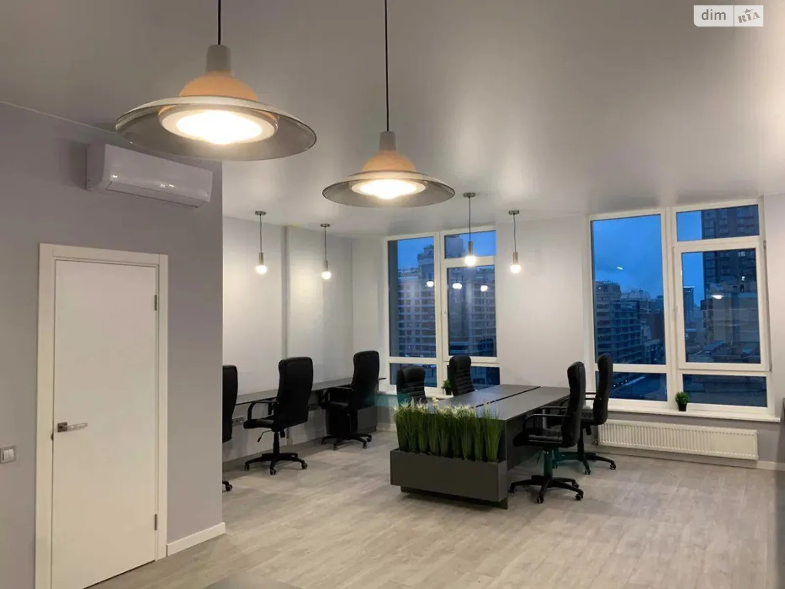 Сдается в аренду офис 52 кв. м в бизнес-центре, цена: 1250 $ - фото 1