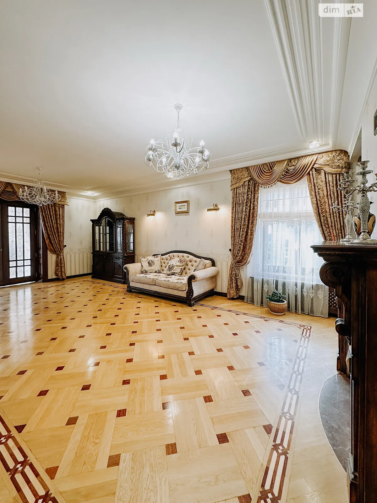 Сдается в аренду дом на 3 этажа 290 кв. м с мебелью, цена: 2200 $ - фото 1