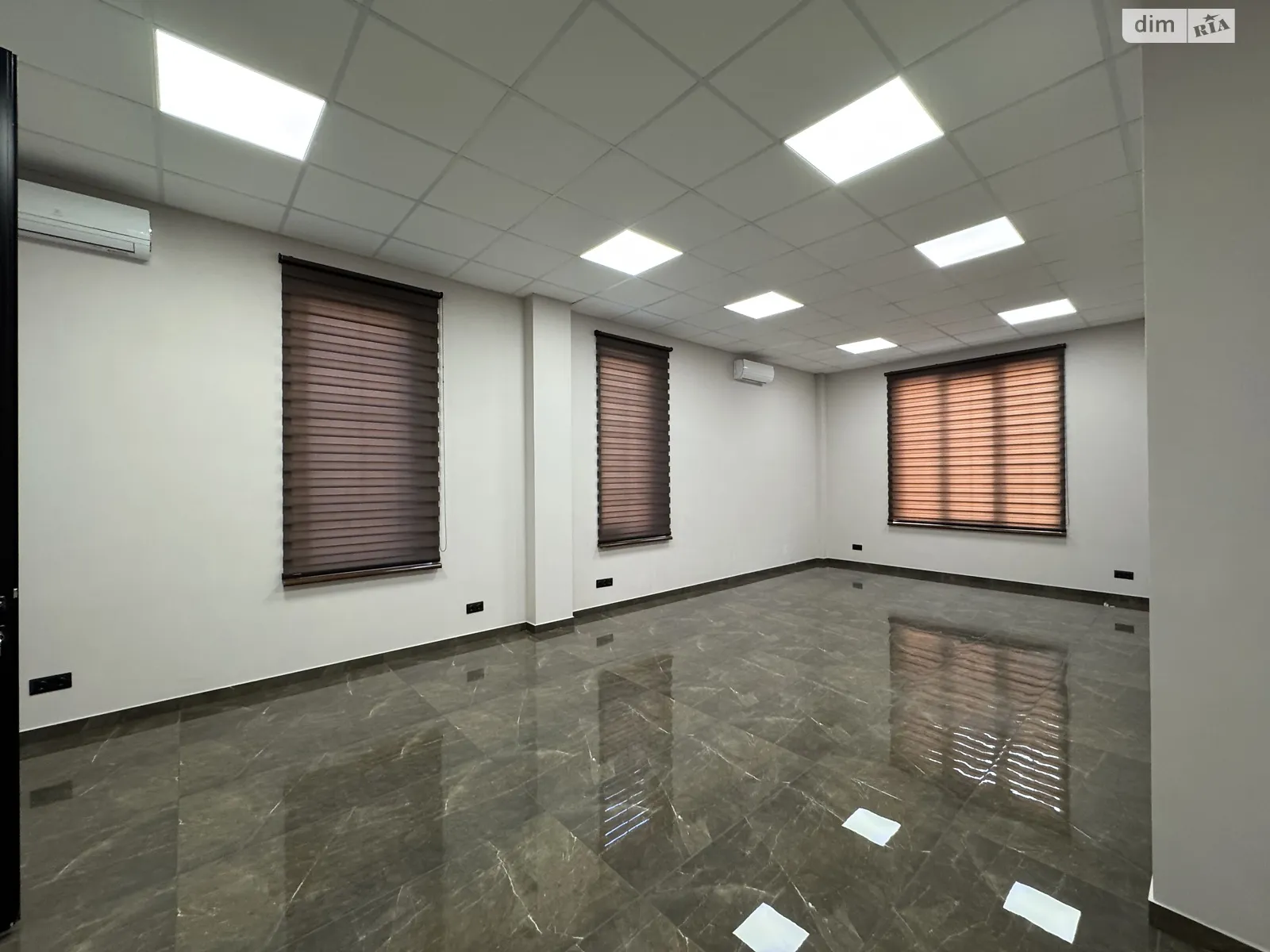 Сдается в аренду офис 300 кв. м в бизнес-центре, цена: 4000 $ - фото 1