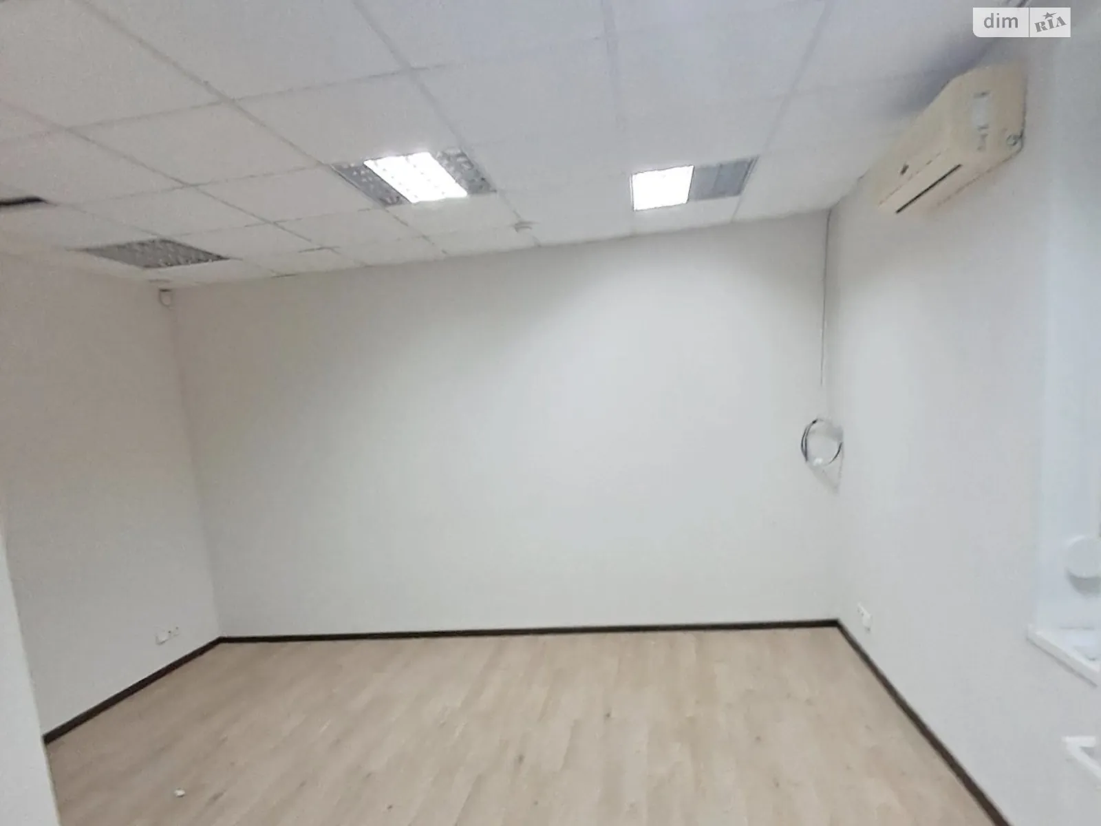 Сдается в аренду офис 21.6 кв. м в бизнес-центре, цена: 7000 грн - фото 1