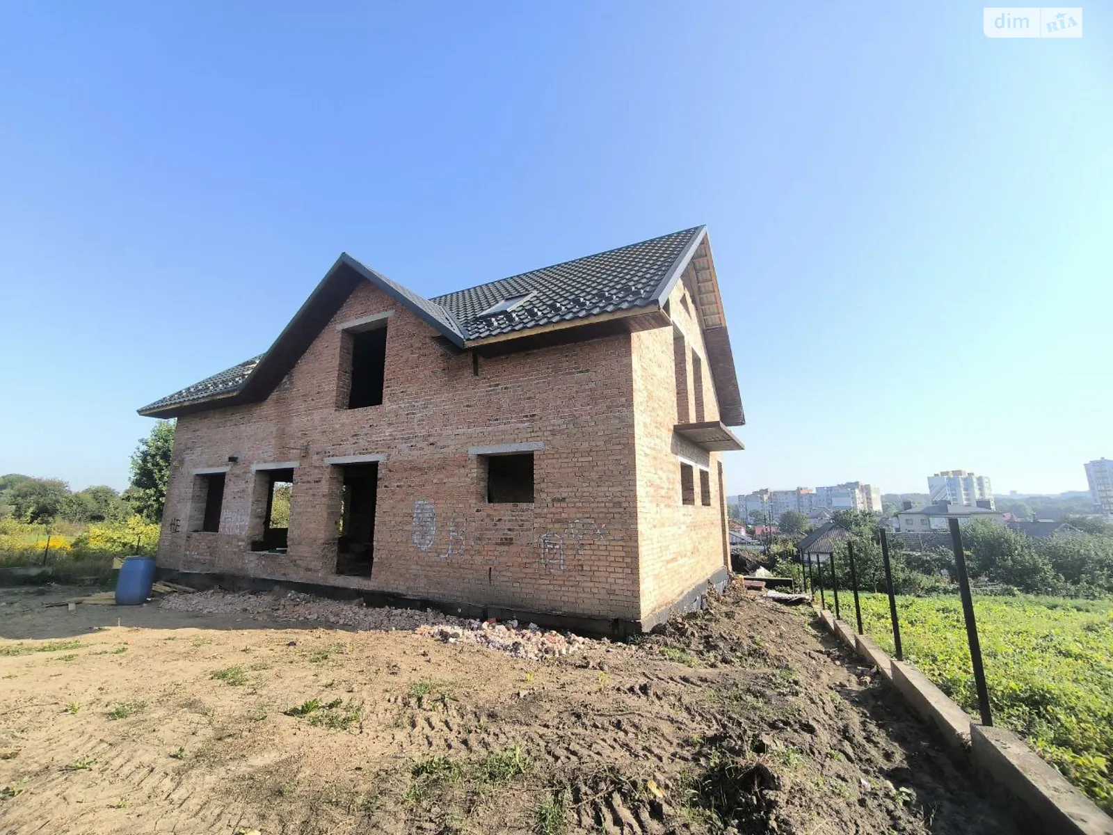 Продается дом на 2 этажа 260 кв. м с садом, цена: 154999 $ - фото 1
