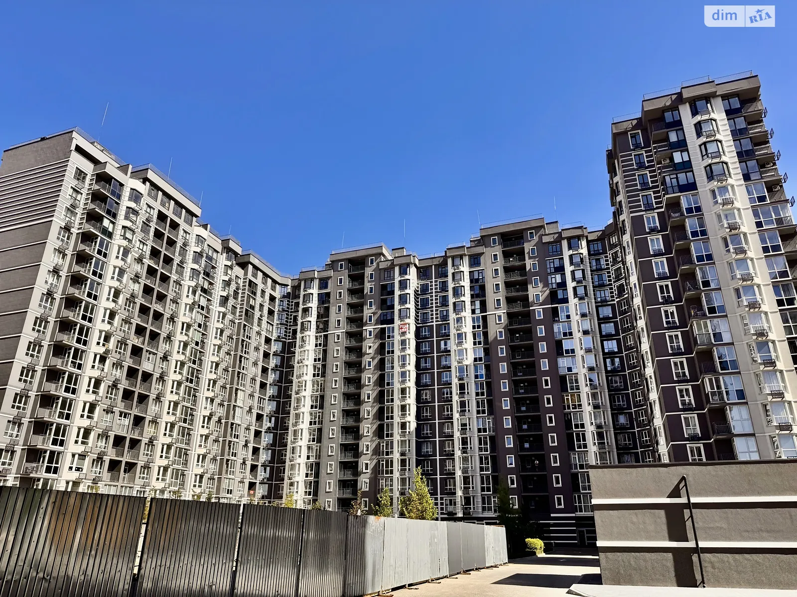 Продается 2-комнатная квартира 63.2 кв. м в Буче, бул. Леонида Бирюкова, 4 - фото 1