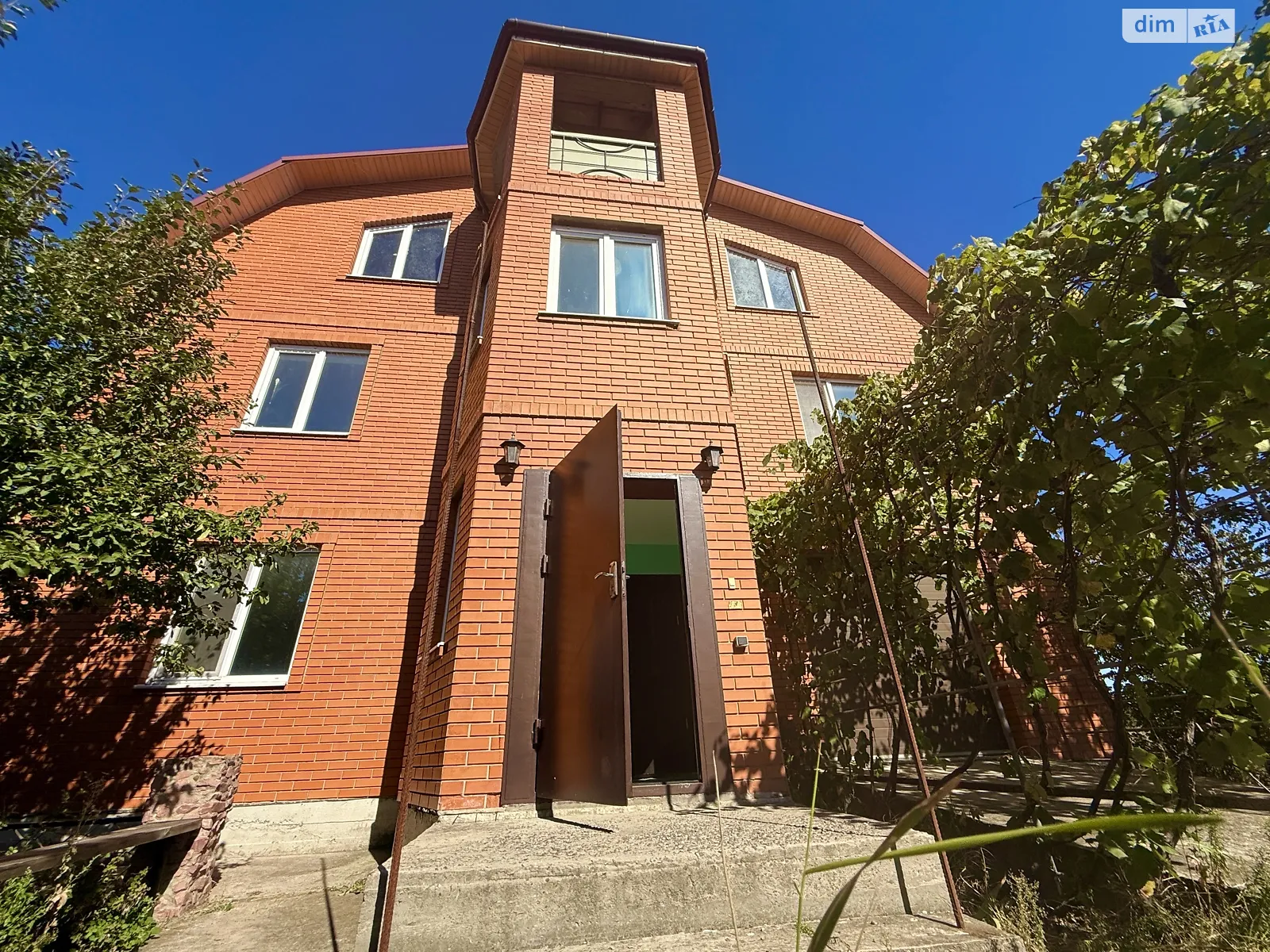Продается дом на 3 этажа 240 кв. м с баней/сауной, цена: 110000 $ - фото 1