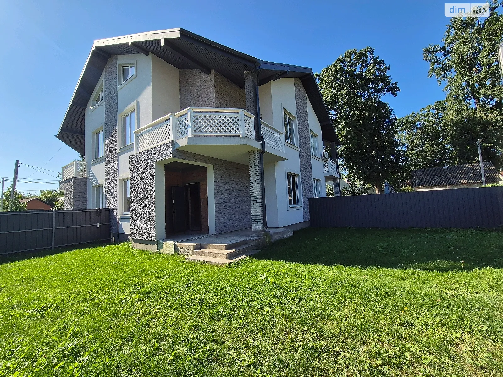 Продается дом на 3 этажа 100 кв. м с участком, цена: 68000 $ - фото 1