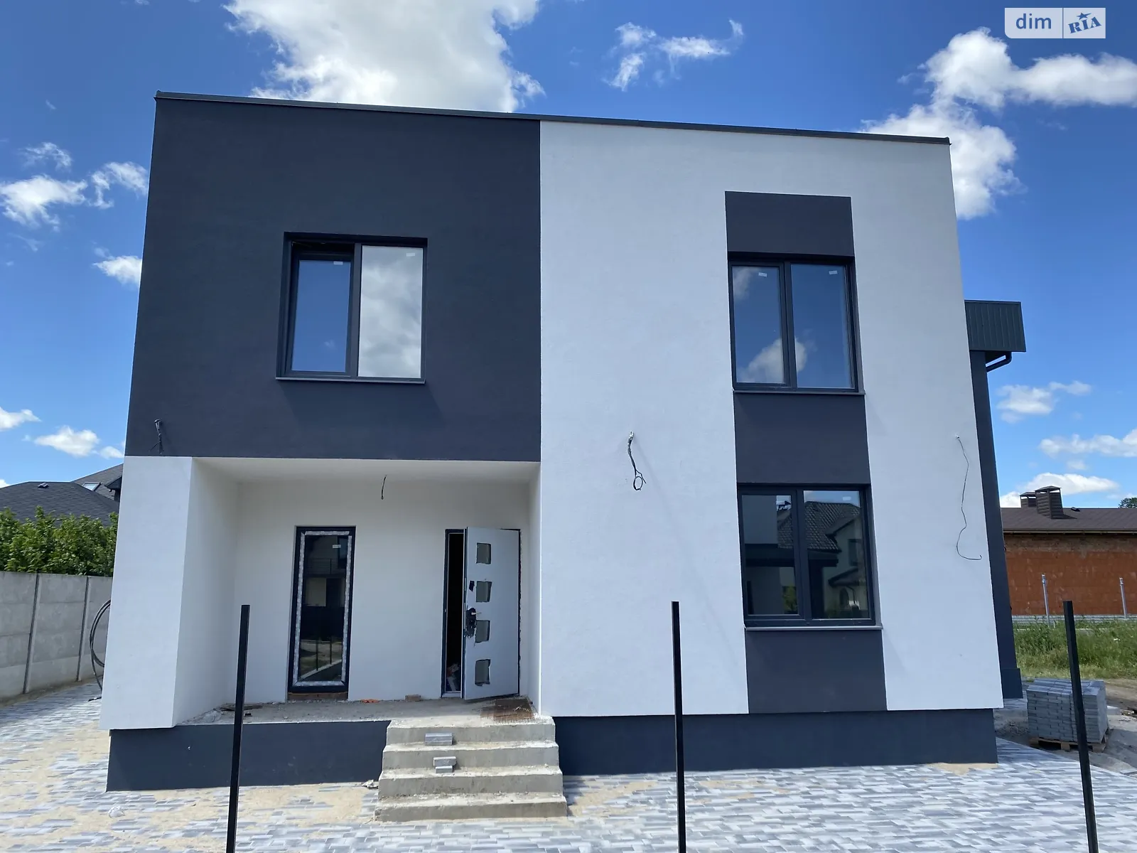 Продается дом на 2 этажа 140 кв. м с гаражом, цена: 95000 $ - фото 1