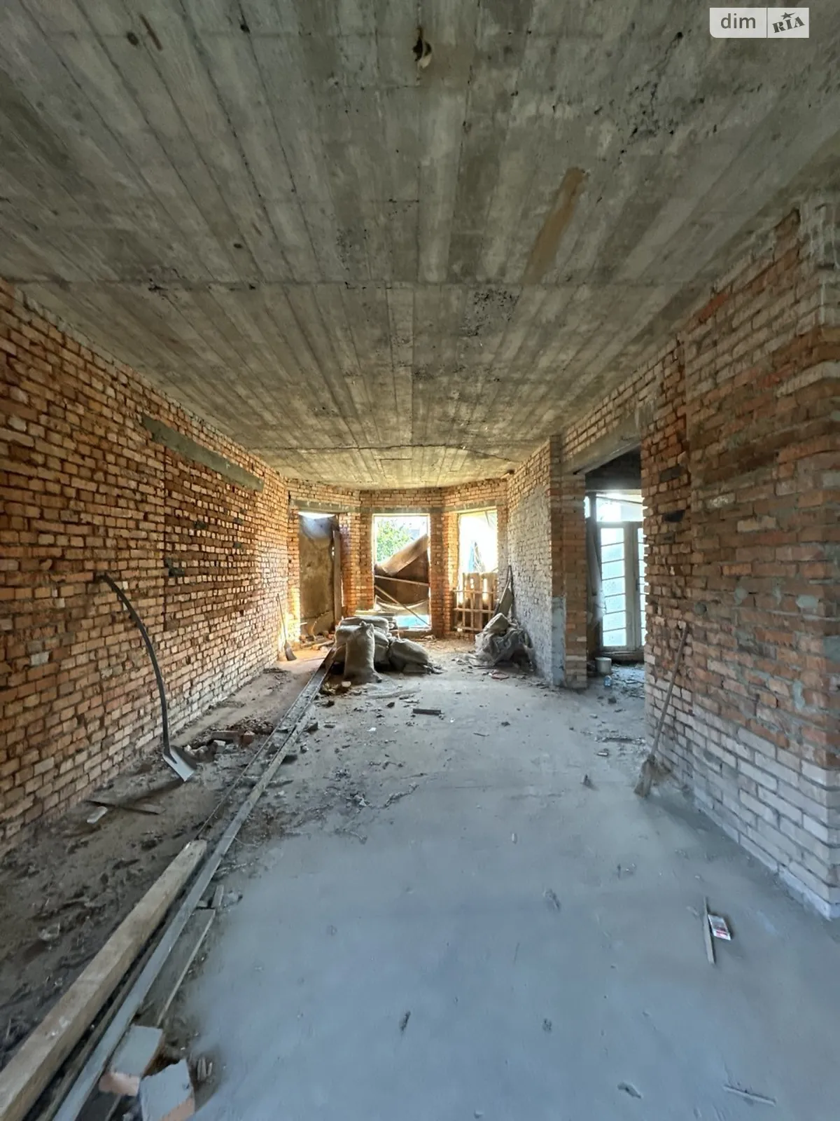 Продается дом на 3 этажа 270 кв. м с верандой, цена: 67000 $ - фото 1