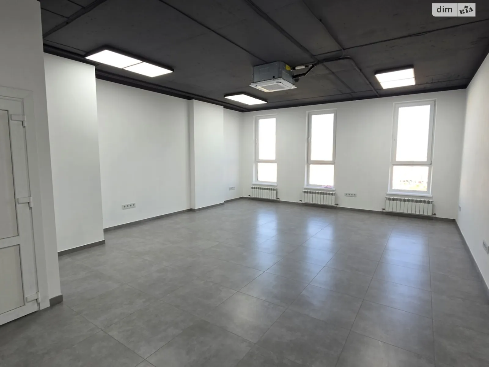 Сдается в аренду офис 47 кв. м в бизнес-центре, цена: 11750 грн - фото 1