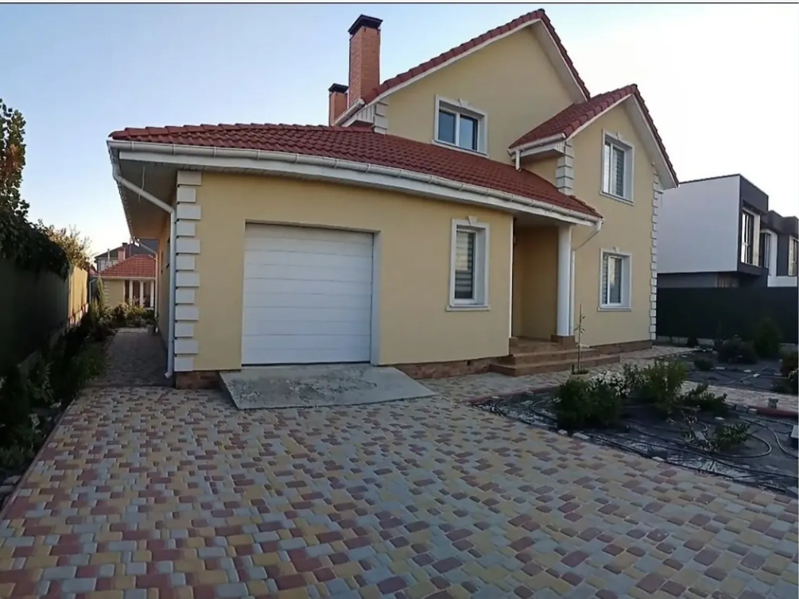Сдается в аренду дом на 2 этажа 224 кв. м с садом, цена: 2100 $ - фото 1