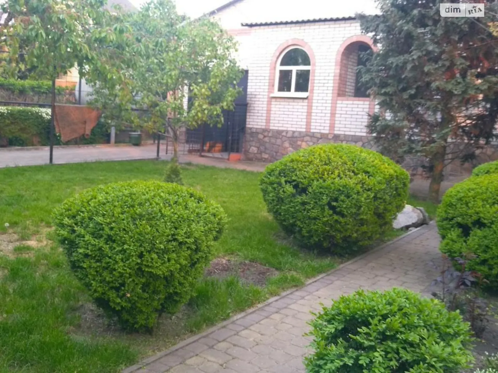 Продается дом на 2 этажа 160 кв. м с садом, цена: 135000 $ - фото 1