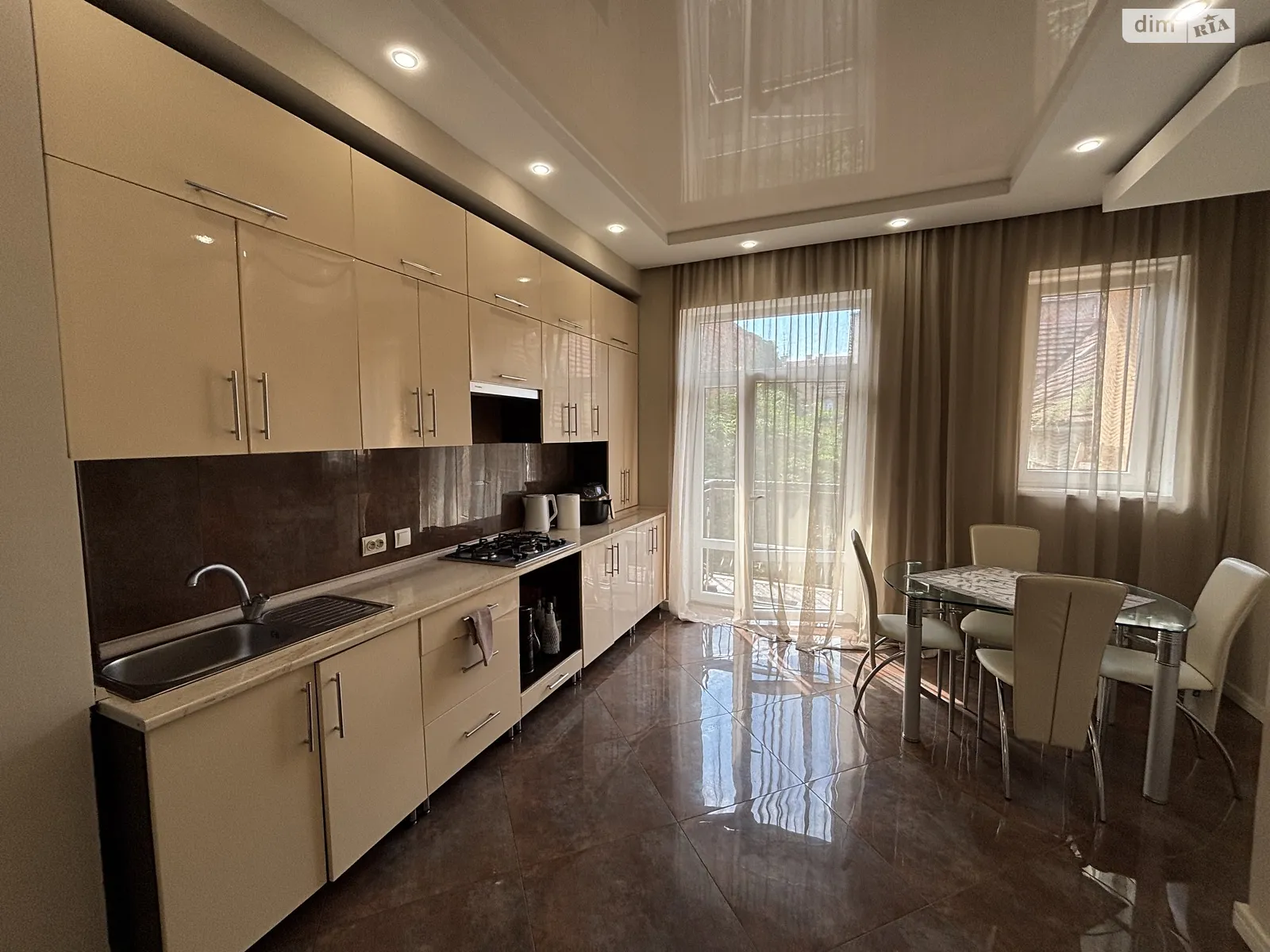 Продается 2-комнатная квартира 70 кв. м в Ужгороде, ул. Лучкая, 18 - фото 1