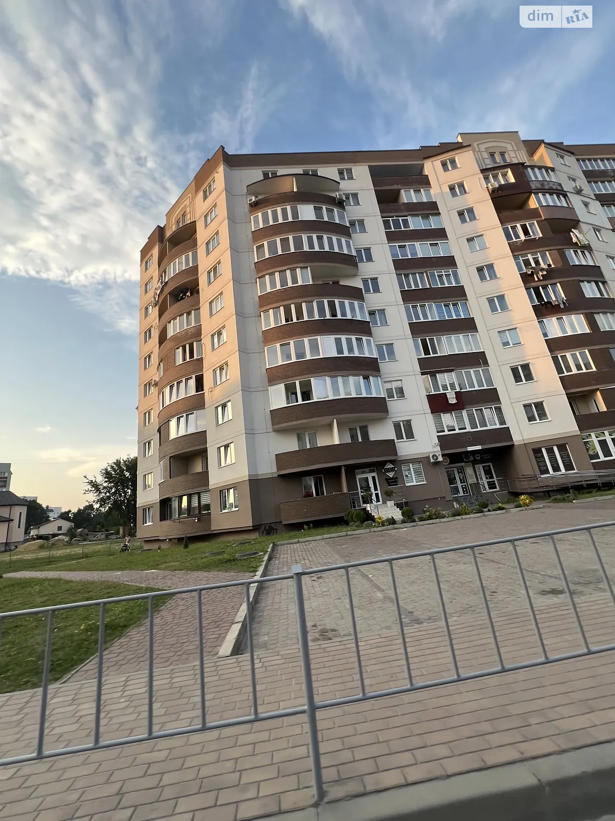 Продается 5-комнатная квартира 159 кв. м в Новояворовске, ул. Вербицкого, 12 - фото 1