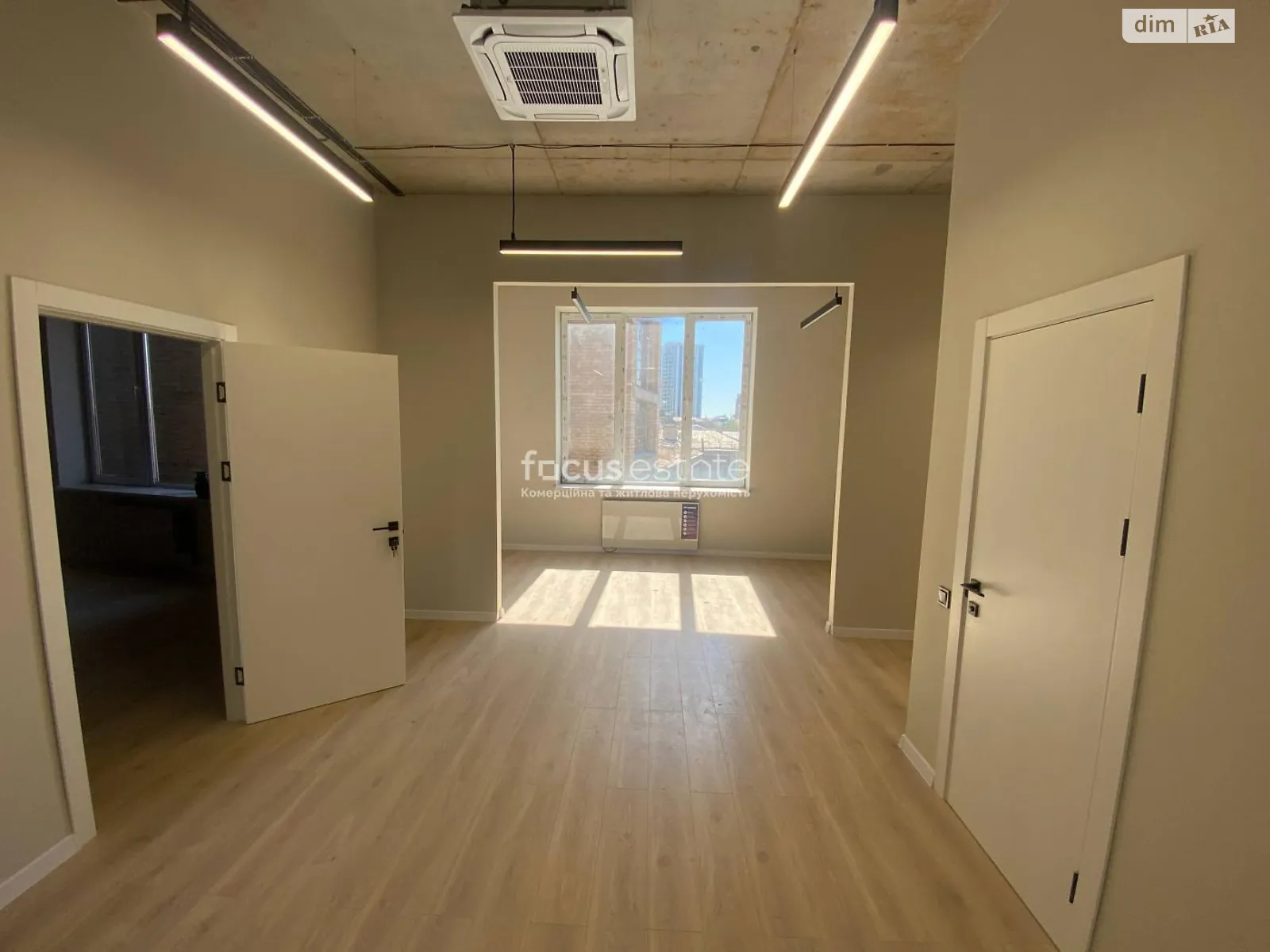 Продается офис 54 кв. м в бизнес-центре, цена: 100000 $ - фото 1