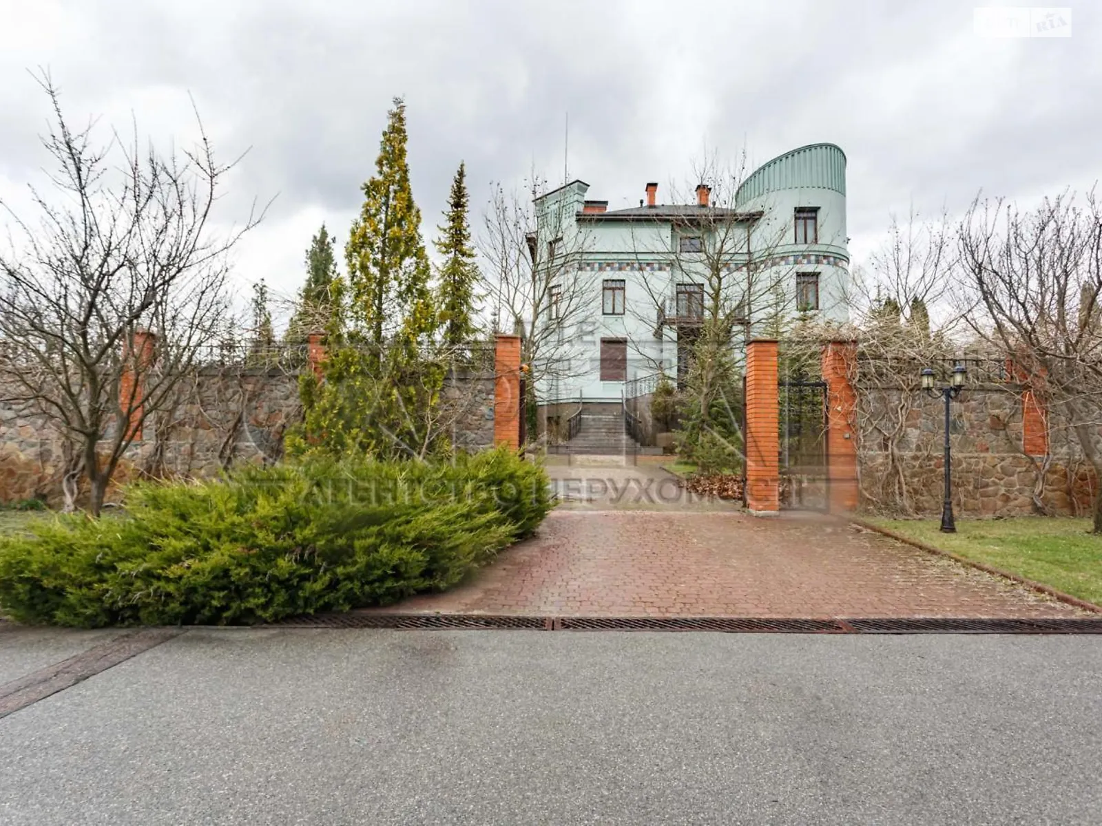 Продается дом на 3 этажа 500 кв. м с подвалом, цена: 400000 $ - фото 1