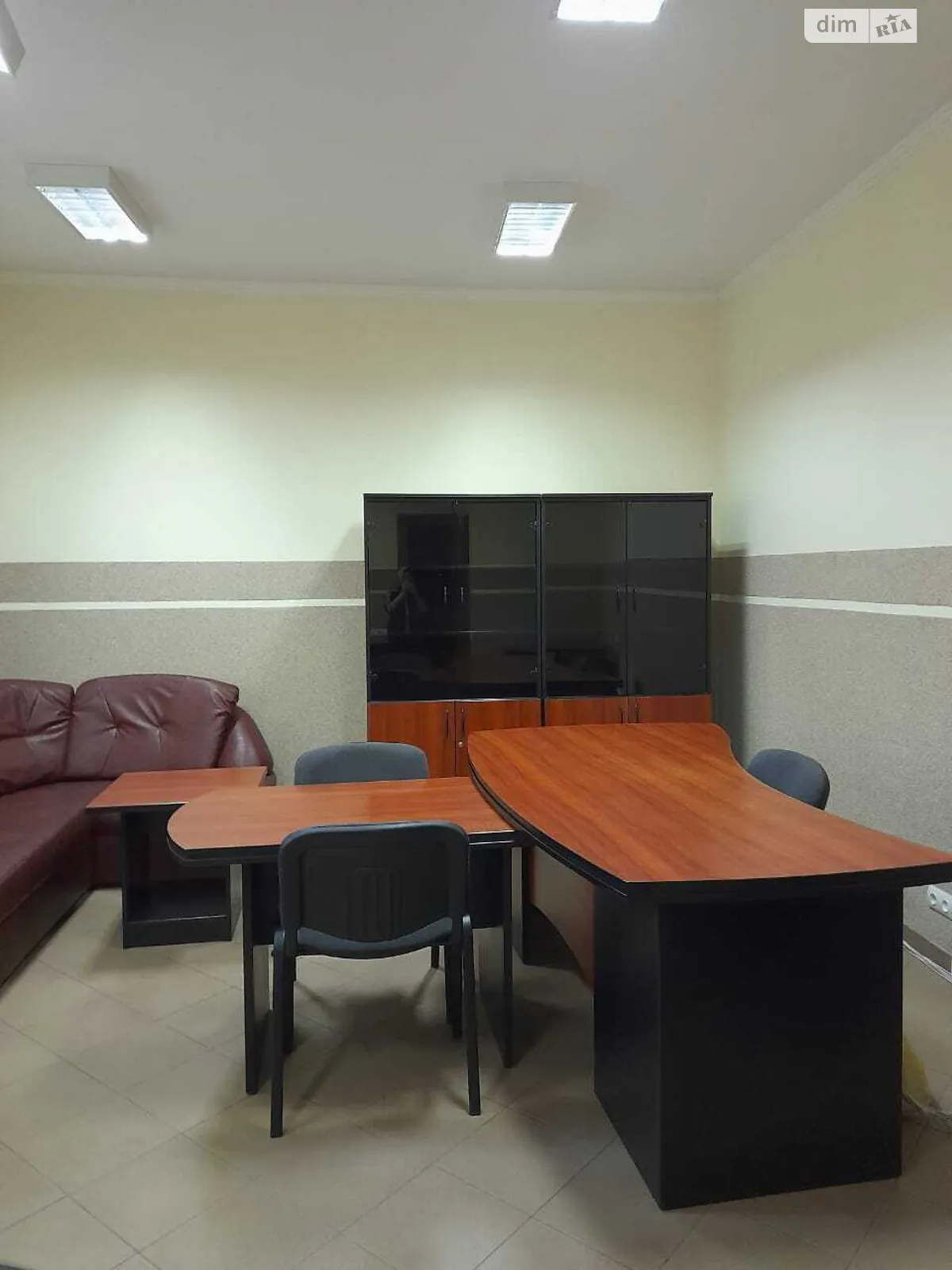 Сдается в аренду офис 65 кв. м в бизнес-центре, цена: 450 $ - фото 1