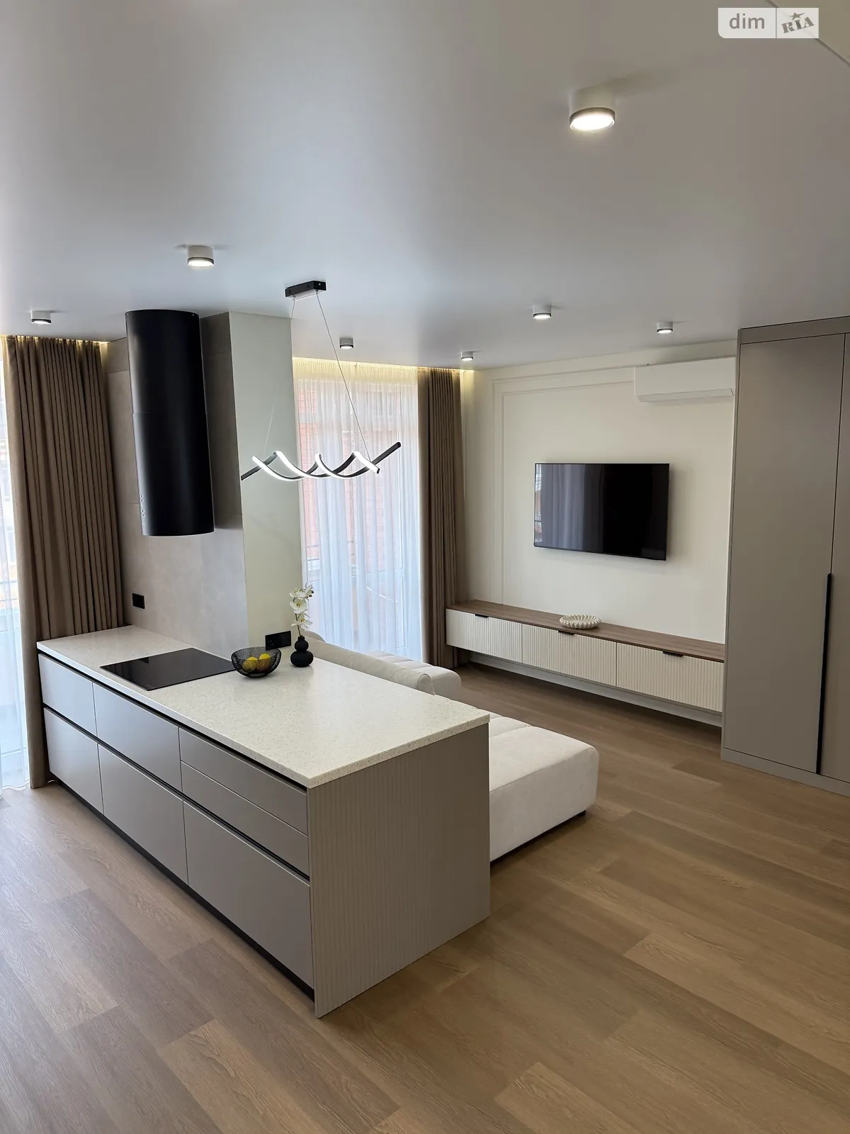 Продается 2-комнатная квартира 82 кв. м в Черновцах, просп. Независимости, 104А - фото 1