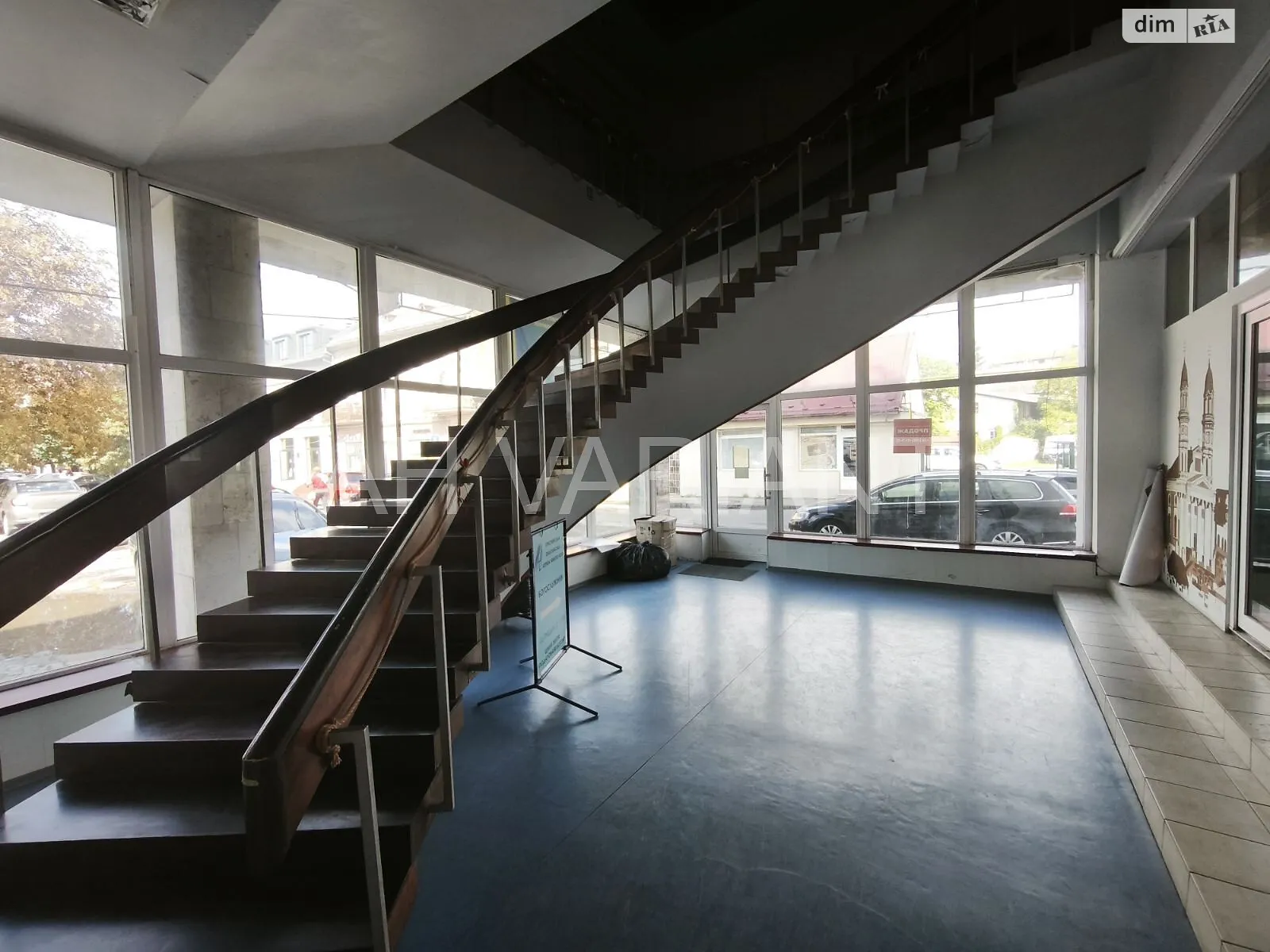 Продается офис 330 кв. м в бизнес-центре, цена: 300000 $ - фото 1