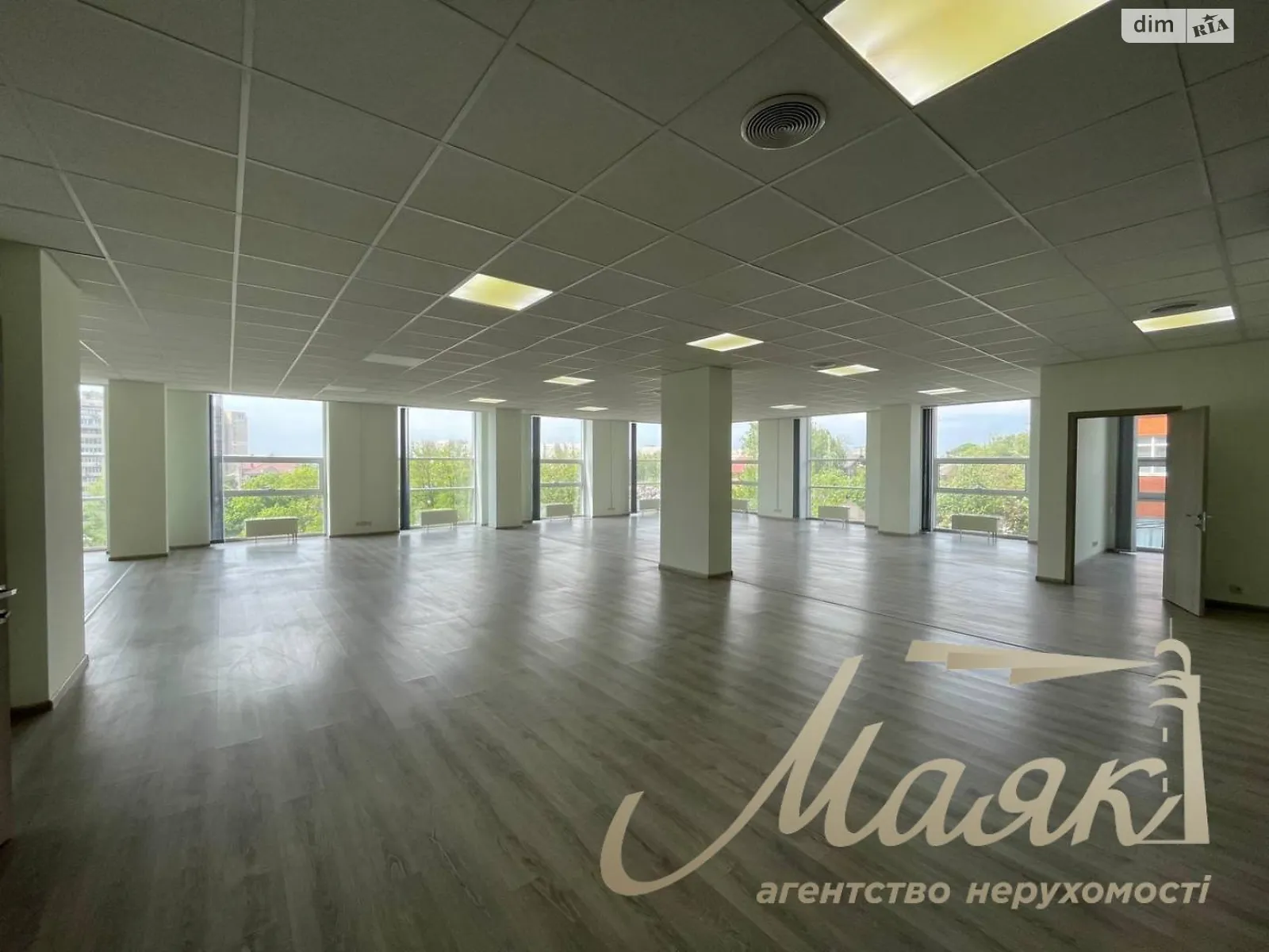 Сдается в аренду офис 540 кв. м в бизнес-центре, цена: 5400 $ - фото 1