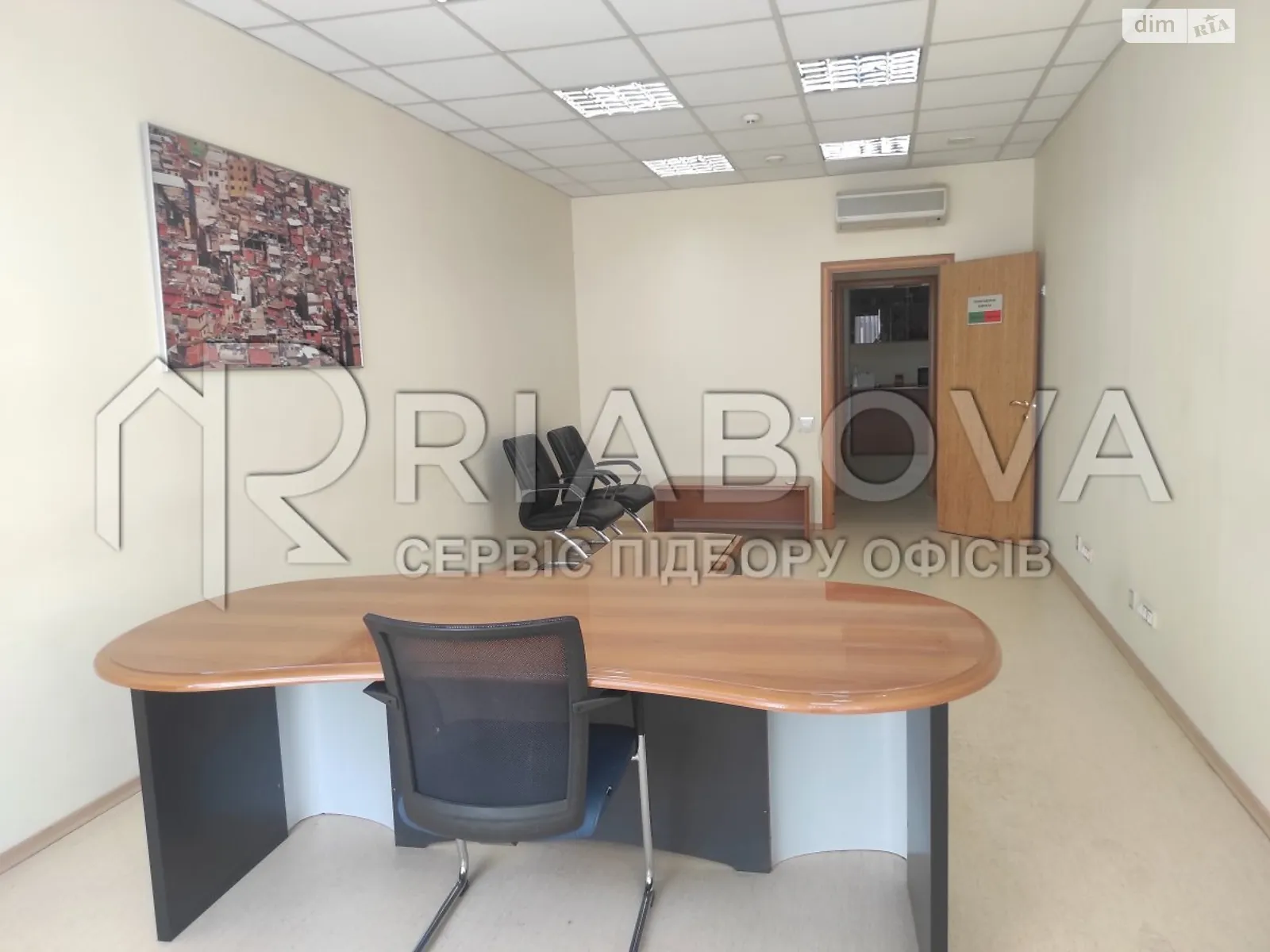 Сдается в аренду офис 233.5 кв. м в бизнес-центре, цена: 1500 € - фото 1