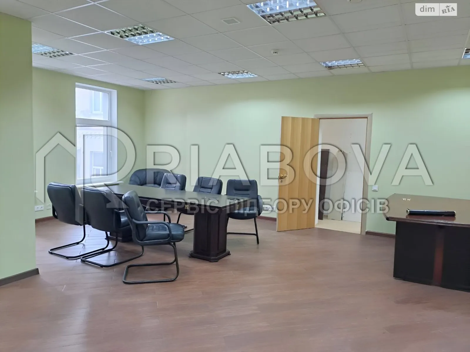 Сдается в аренду офис 146 кв. м в бизнес-центре, цена: 1460 € - фото 1