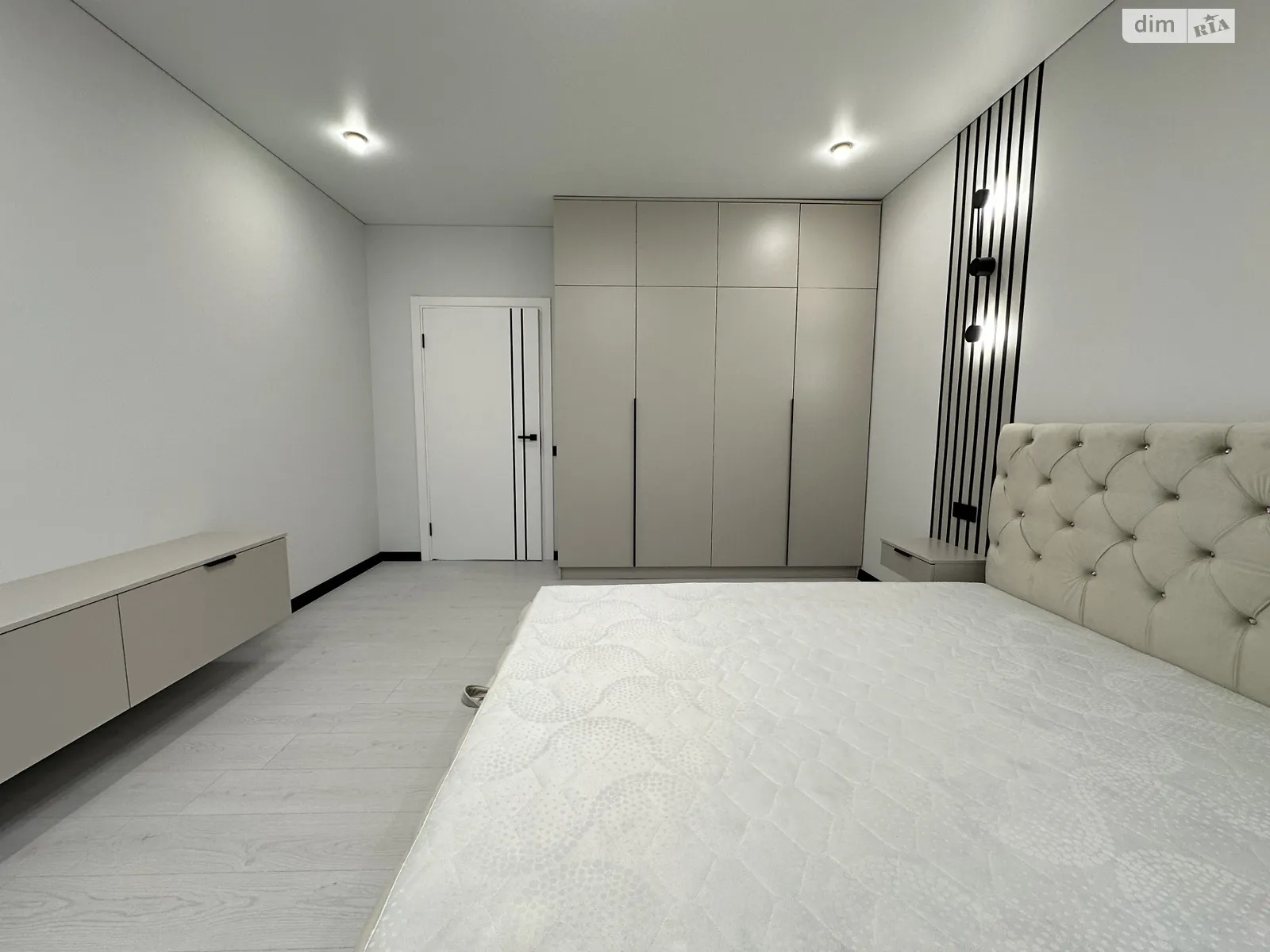 Продается 2-комнатная квартира 64.8 кв. м в Ивано-Франковске, ул. Приозерная, 22 - фото 1