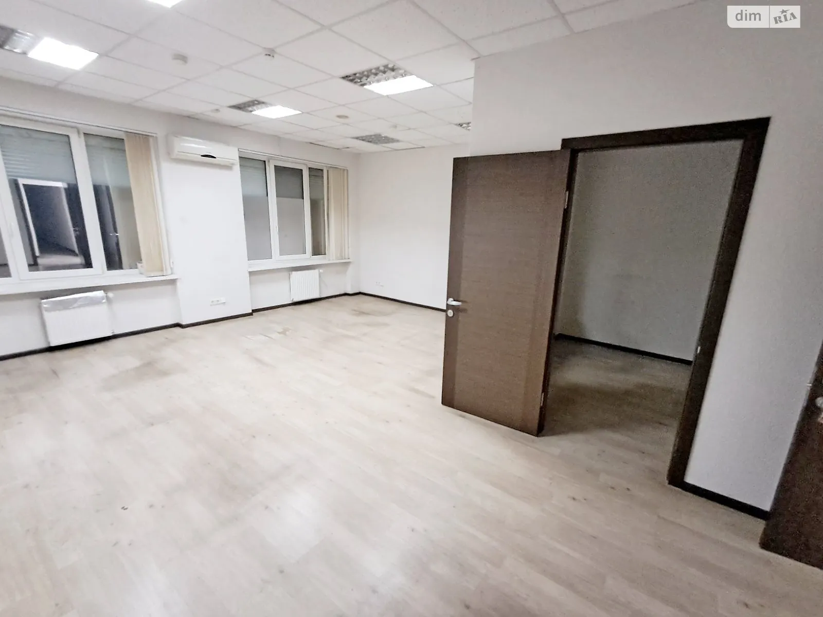 Сдается в аренду офис 47.5 кв. м в бизнес-центре, цена: 12000 грн - фото 1