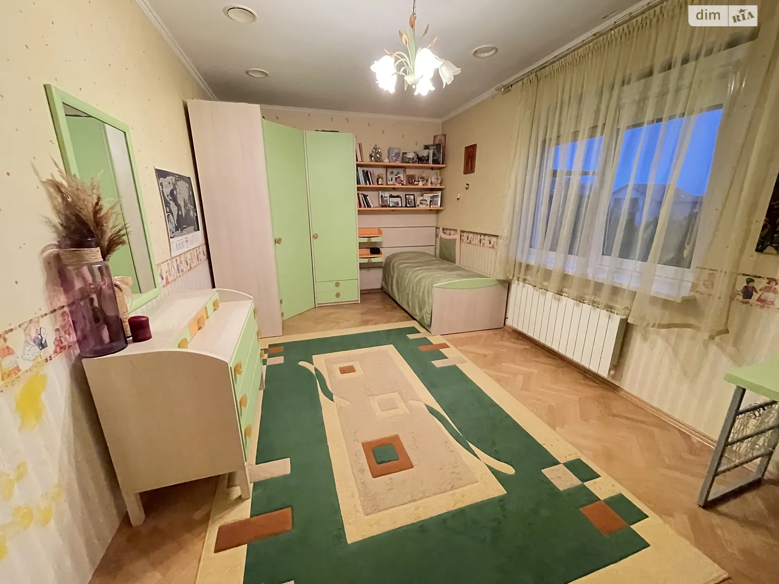 Сдается в аренду дом на 3 этажа 190 кв. м с балконом, цена: 700 $ - фото 1