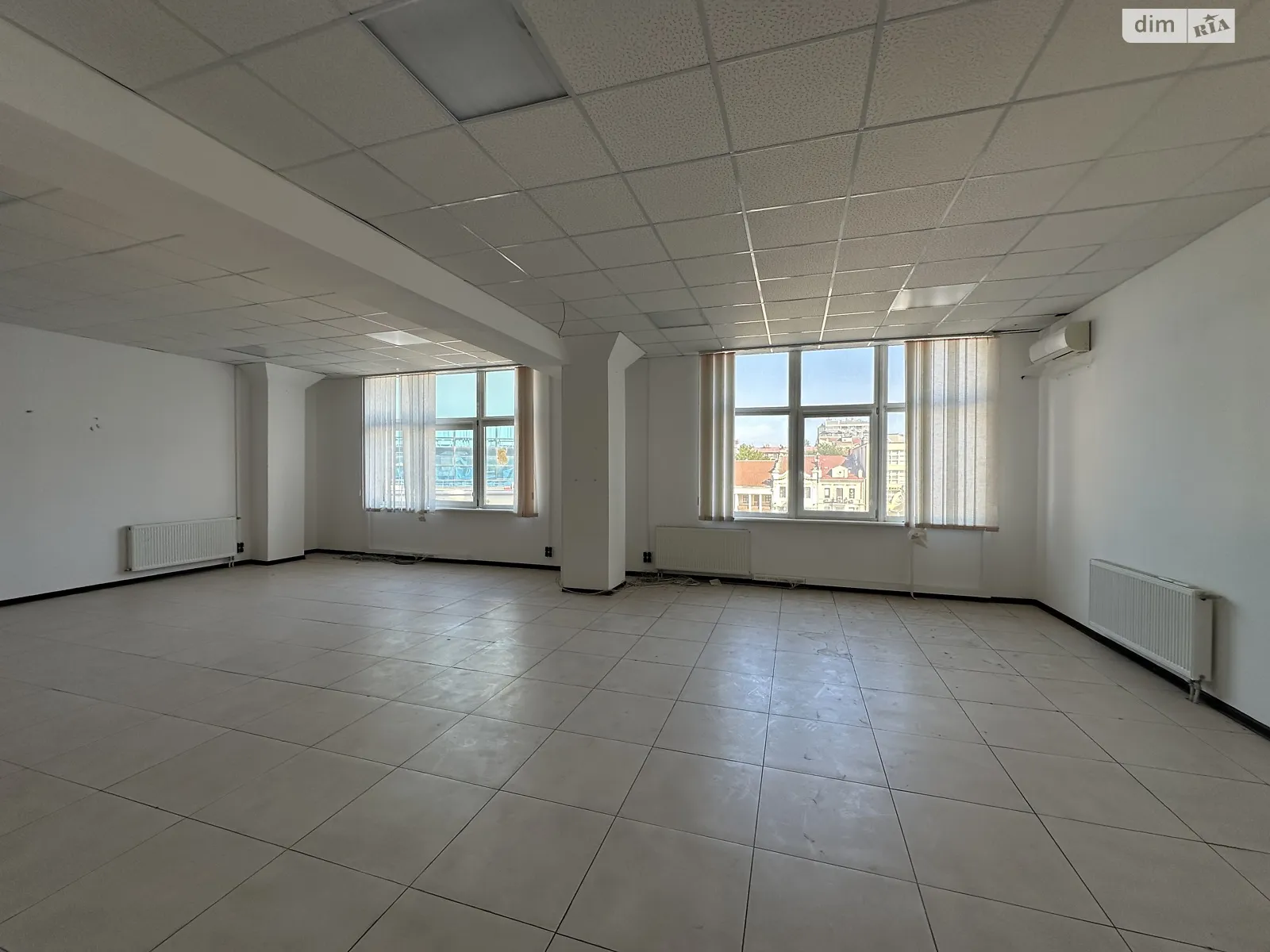 Сдается в аренду офис 190 кв. м в бизнес-центре, цена: 1000 $ - фото 1
