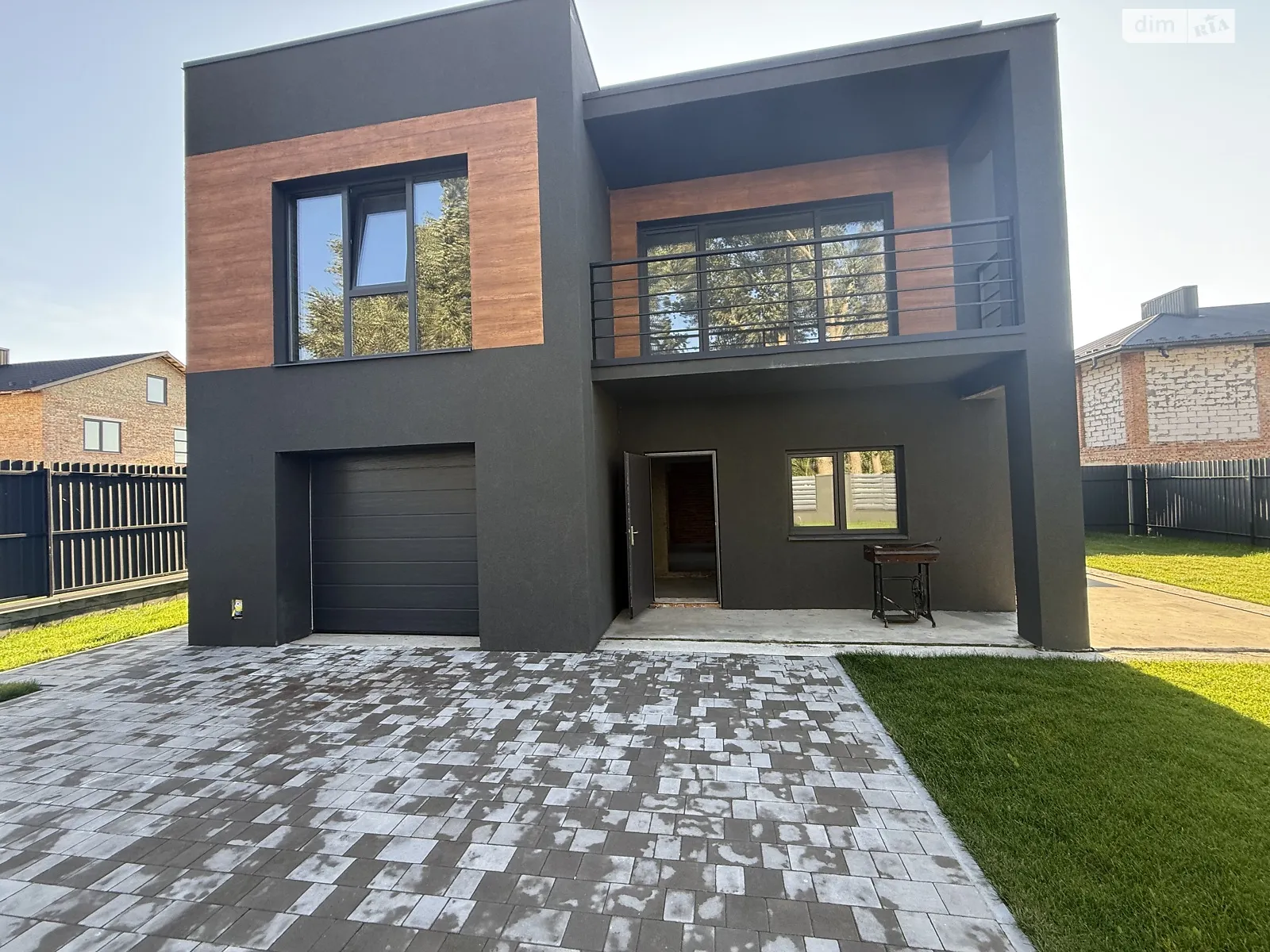Продается дом на 2 этажа 160 кв. м с бассейном, цена: 103000 $ - фото 1