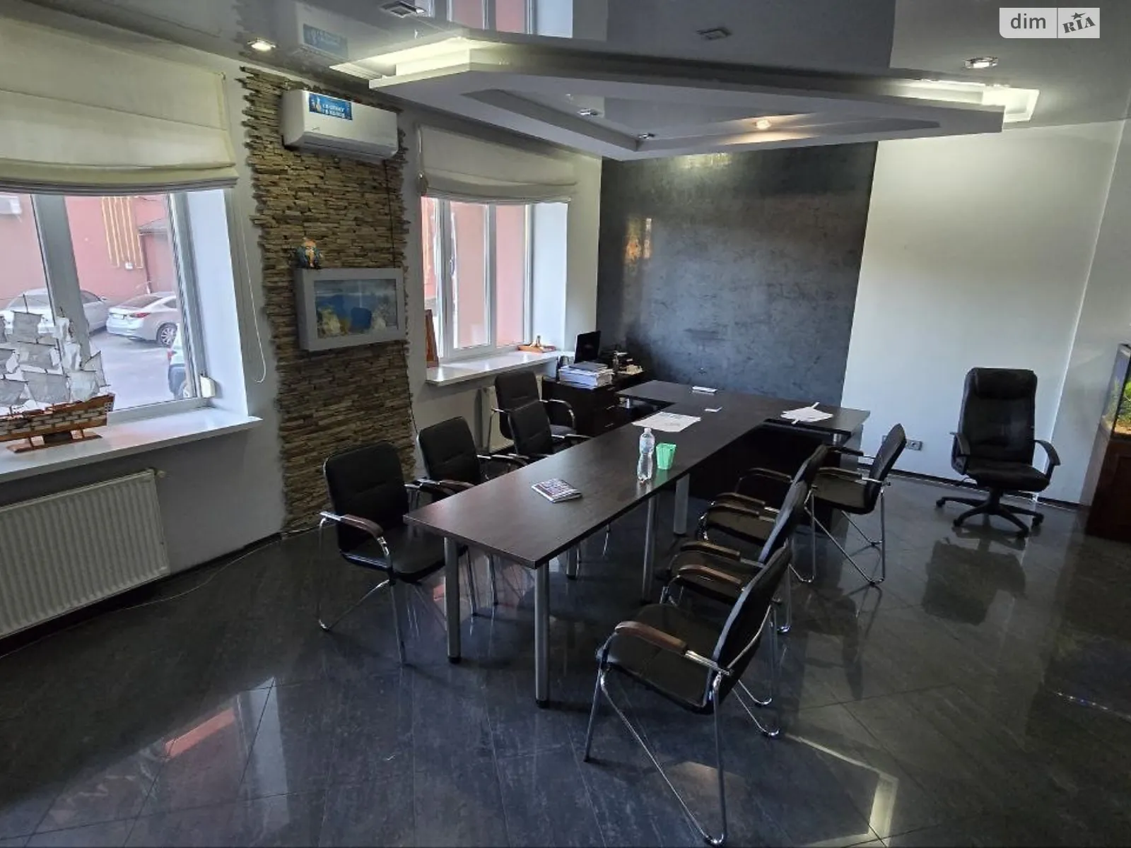 Продается офис 266.6 кв. м в бизнес-центре, цена: 175000 $ - фото 1