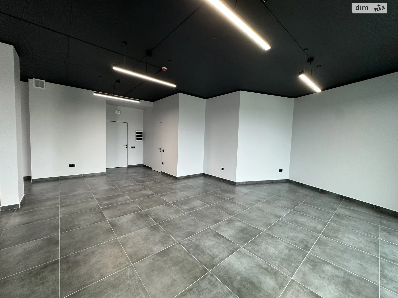 Сдается в аренду офис 86 кв. м в бизнес-центре, цена: 900 $ - фото 1